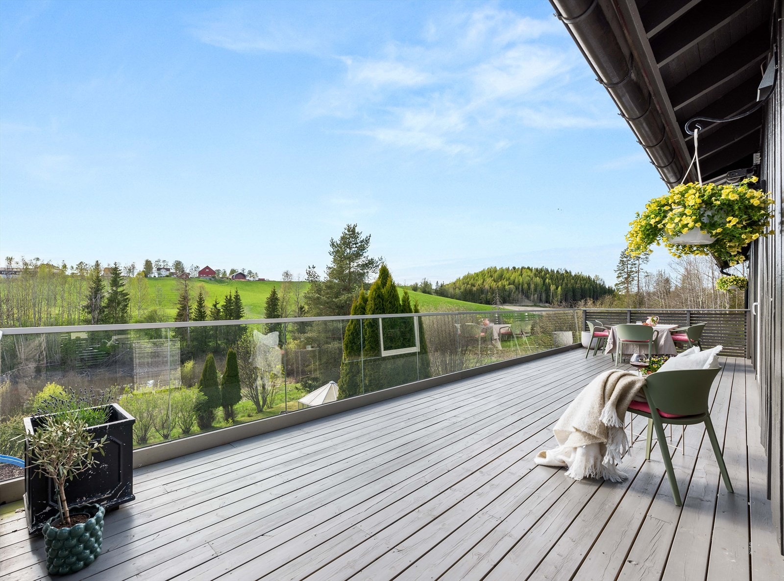 Stor og flott terrasse der flotte sommerdager kan nytes Galleribilde
