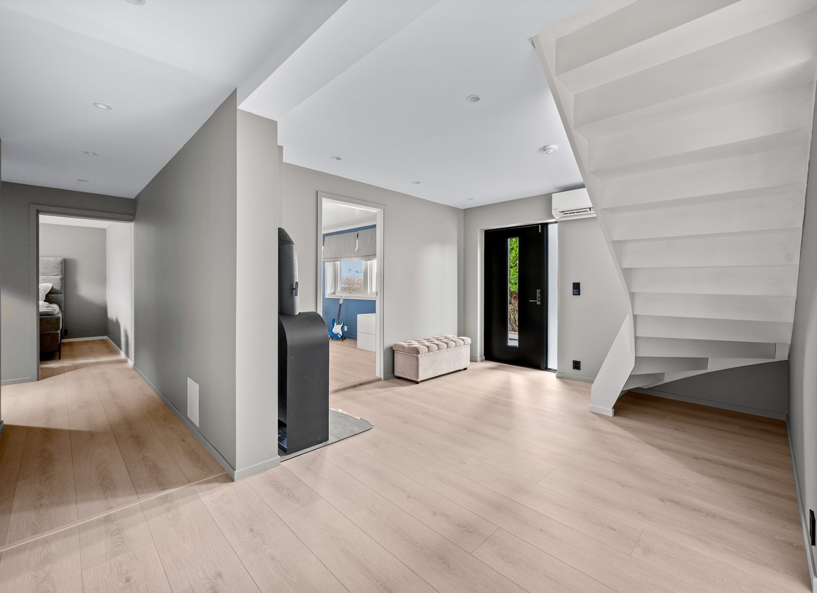 Det er egen inngangsdør i underetasjen og det er innstallert varmepumpe. Galleribilde