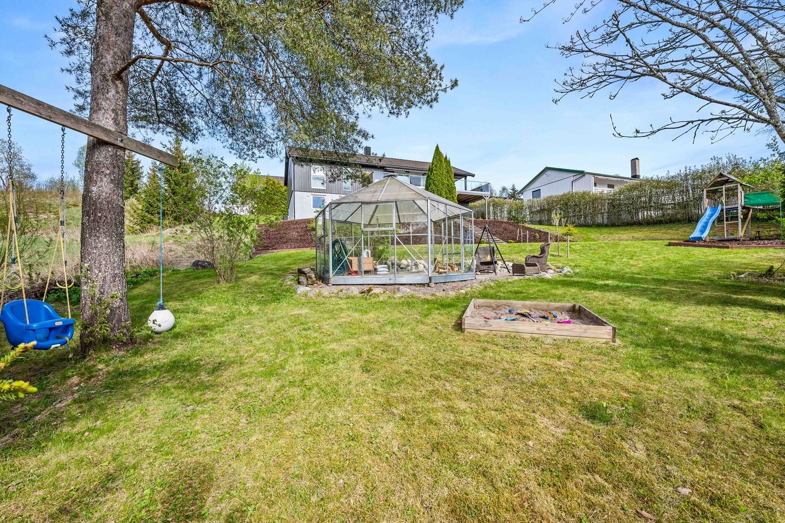 Hagen har både drivhus, sandkasse og lekeapparater så her vil både små og store trives. Galleribilde