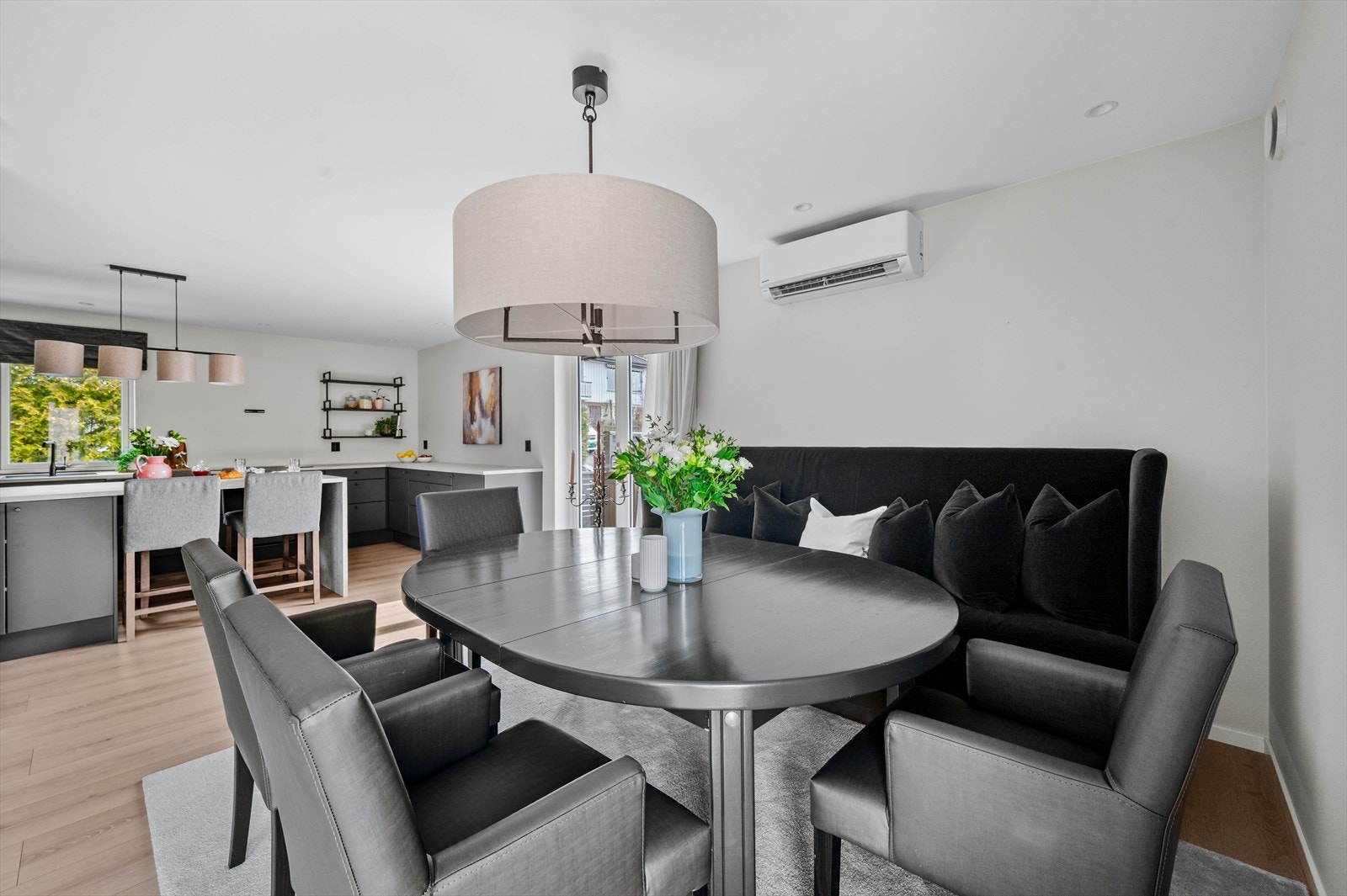 Lekre overflater med pent laminatgulv og slette vegger i lyse toner. Galleribilde