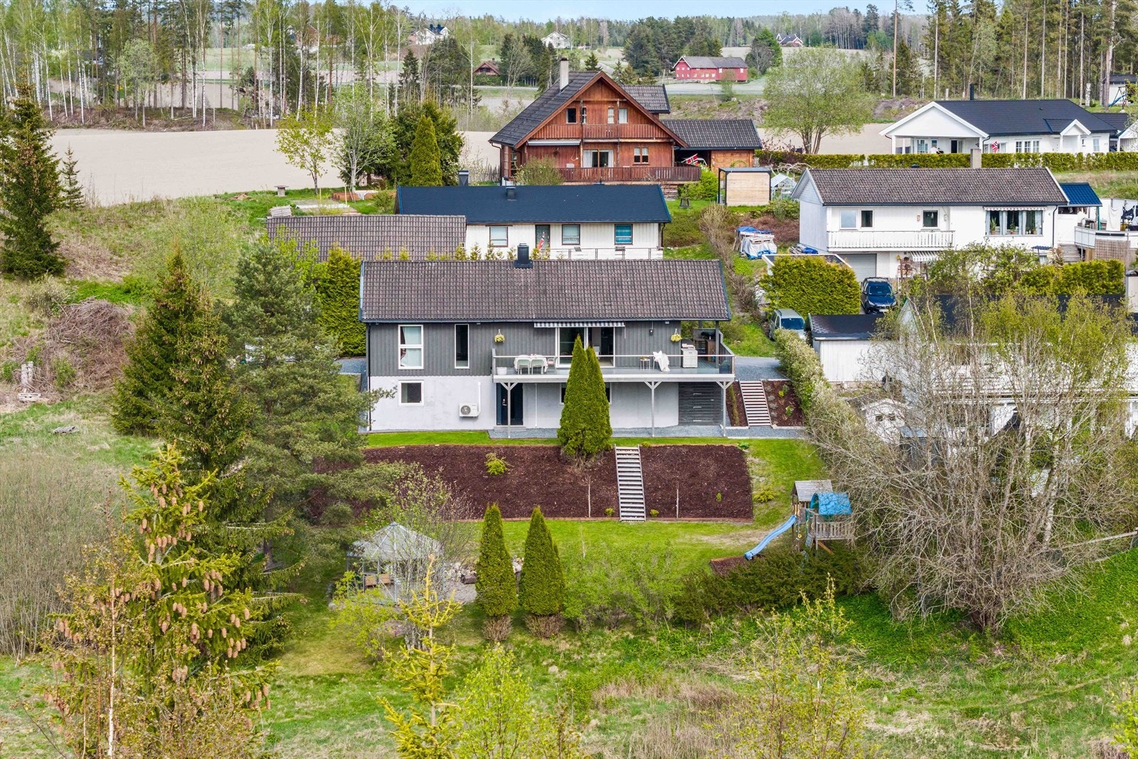 Elveveien 10 ligger i et landlig og barnevennlig boligområde på Lørenfallet i Lillestrøm kommune, ca 8,2 km fra Frogner sentrum. Galleribilde