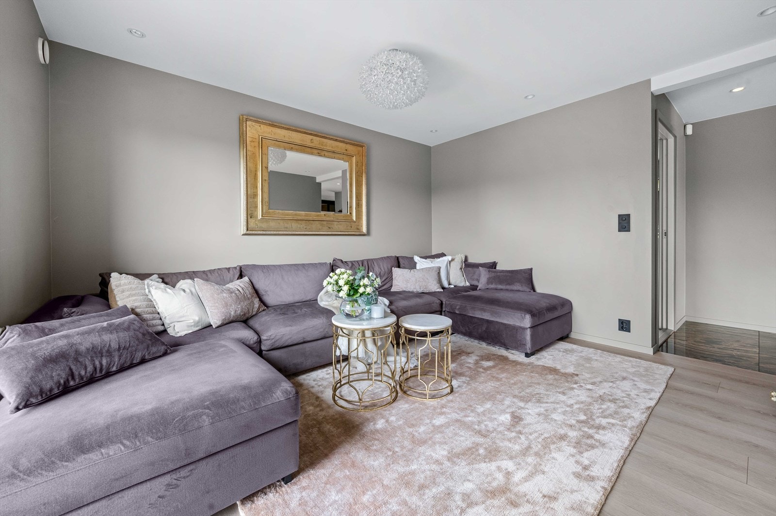 Tv-stuen var opprinnelig soverom men dør er fjernet for å lage tv-stue. Galleribilde