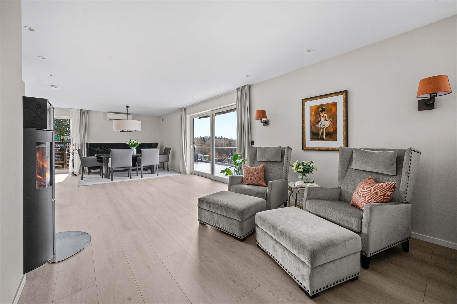 Innbydende stue med god plass til diverse møbler og spisebord. Galleribilde