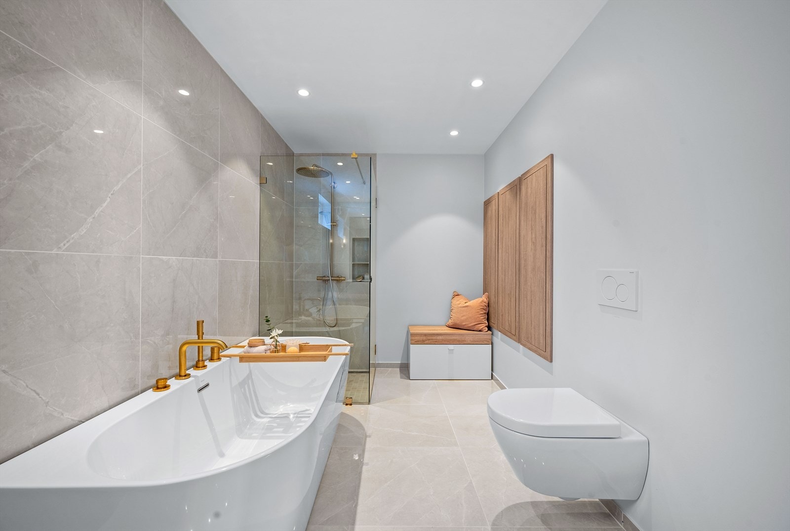 Innfeldte skap laget av møbelsnekker. Galleribilde