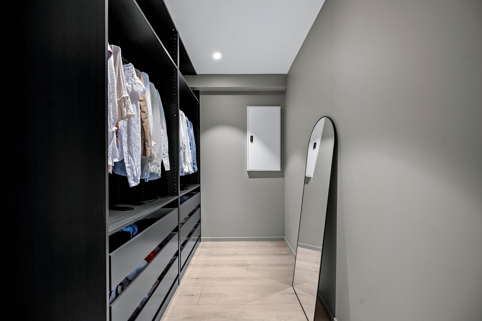 Praktisk walk-in garderobe. Galleribilde