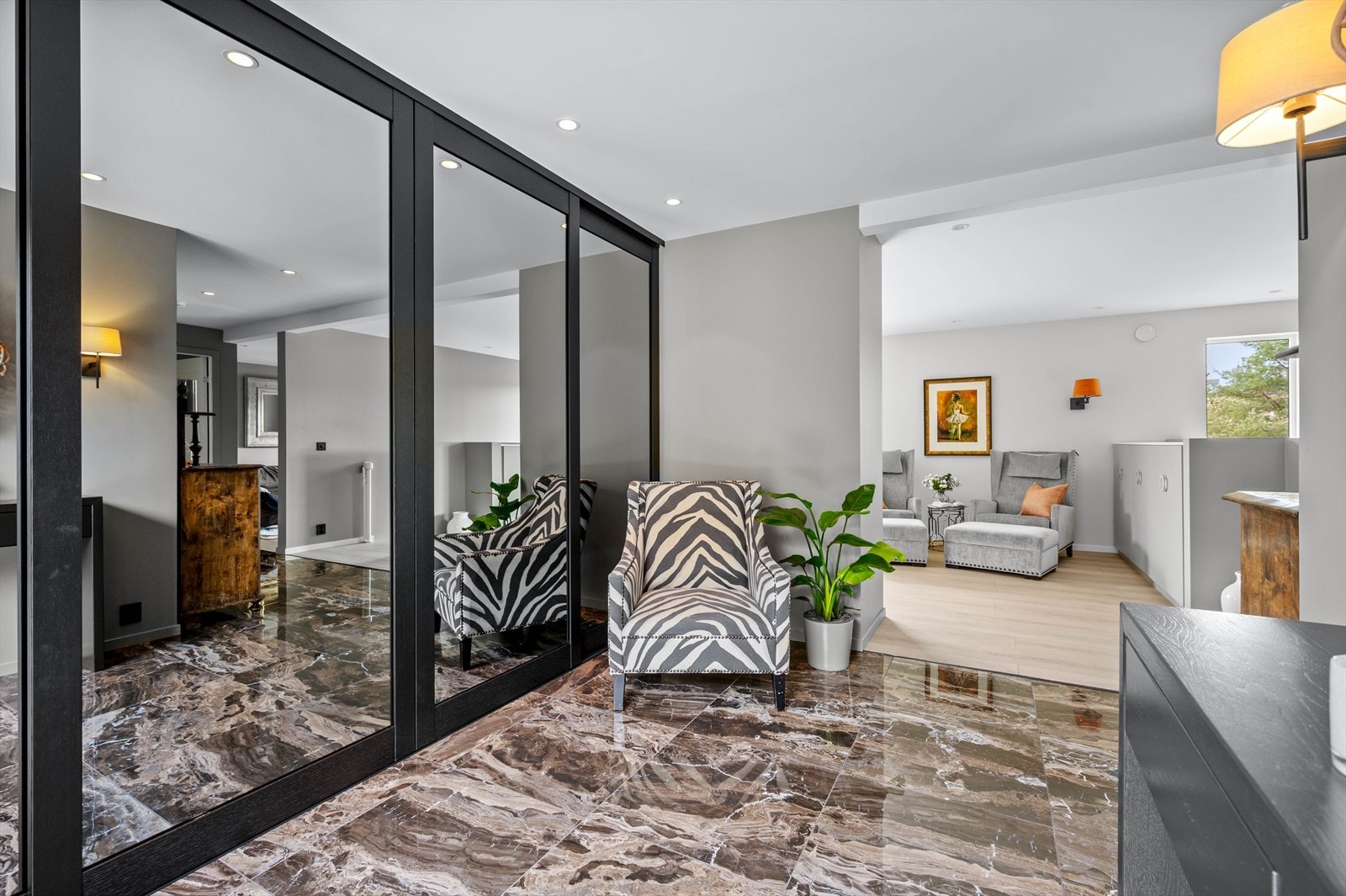 Her er det lagt lekre fliser fra Modena på gulvet med gulvvarme og downlights i tak som gir godt med lys. Galleribilde