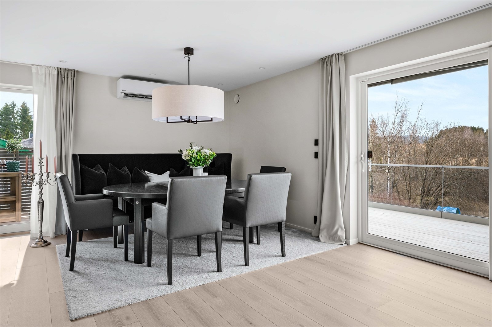 Store vindusflater slipper inn rikelig med naturlig lys. Galleribilde