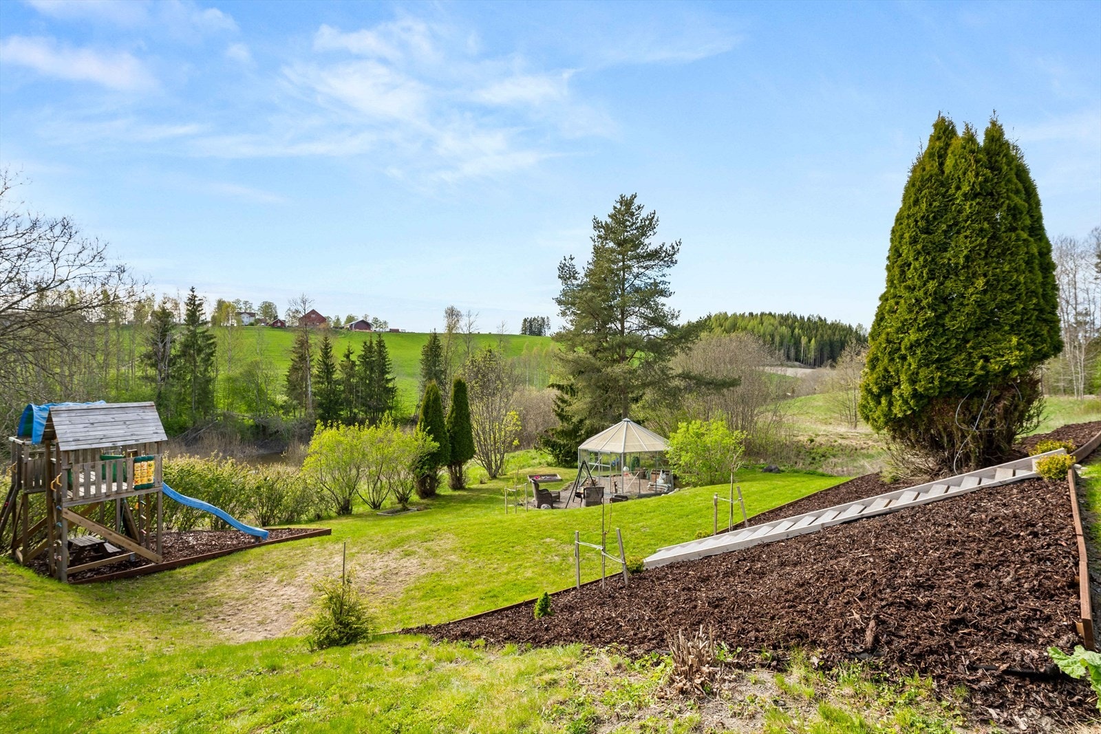 Stor og pent opparbeidet tomt med masse boltringsplass for hele familien. Galleribilde