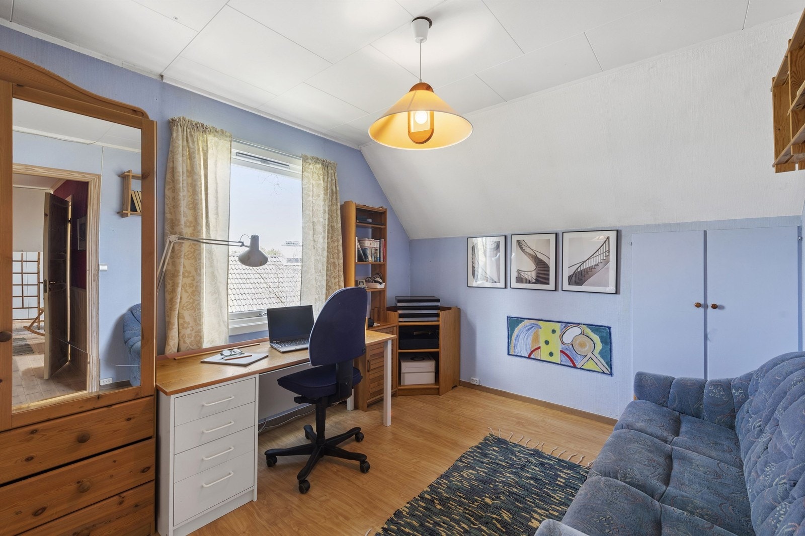 Soverom 3 er også romslig og har plass til en stor seng i tillegg til skrivebord og garderobe. Legg merke til lagringsplassen i kottet. Galleribilde