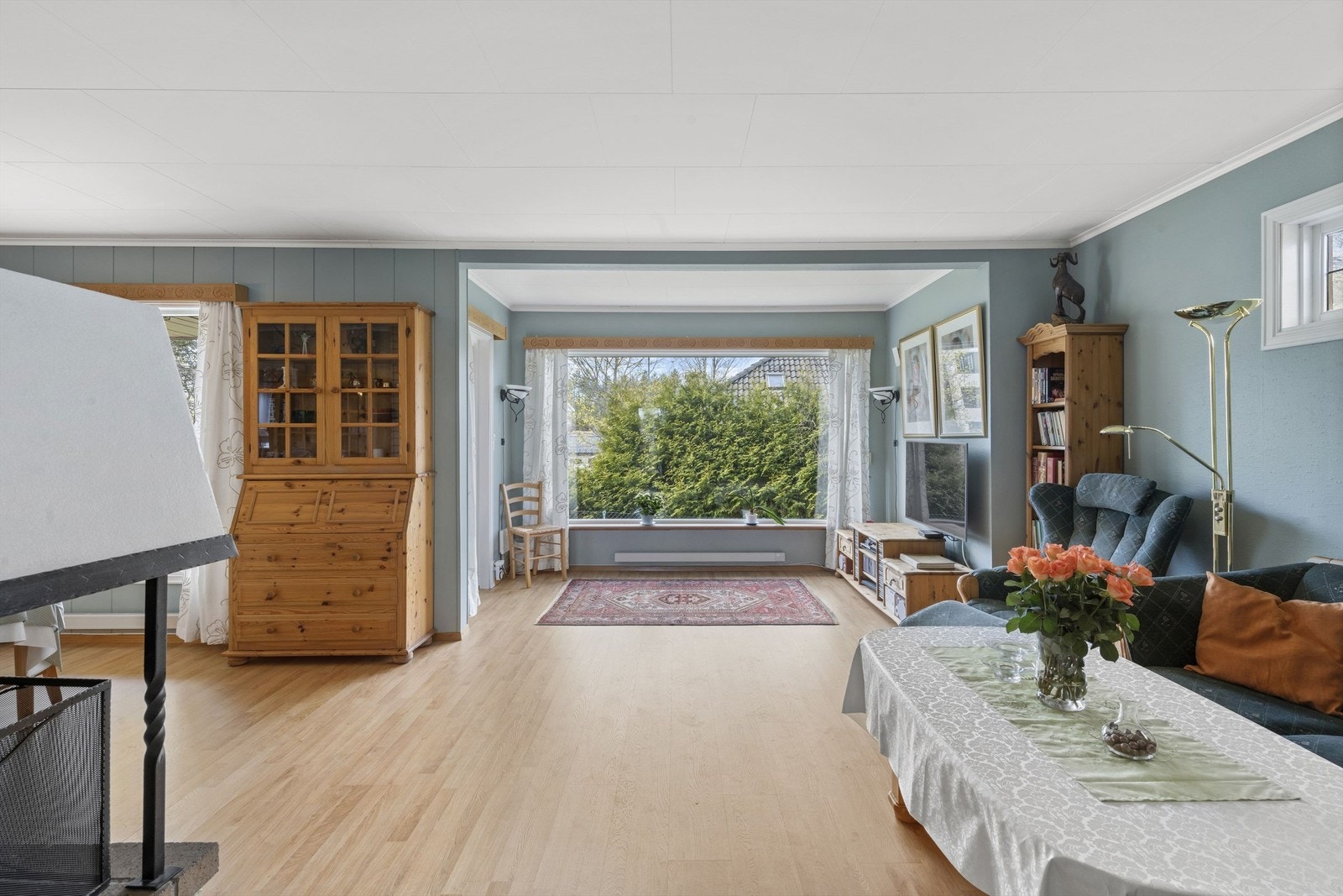 Lyst og romslig oppholdsrom med store vinduer og utsikt mot hage. Her kan du møblere med flere soner. Galleribilde