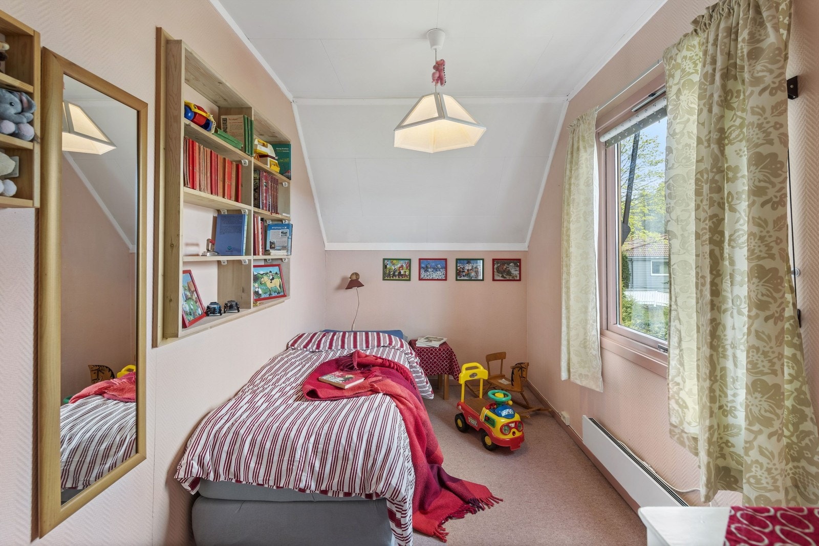 Soverom fire har plass til seng og garderobe. Galleribilde