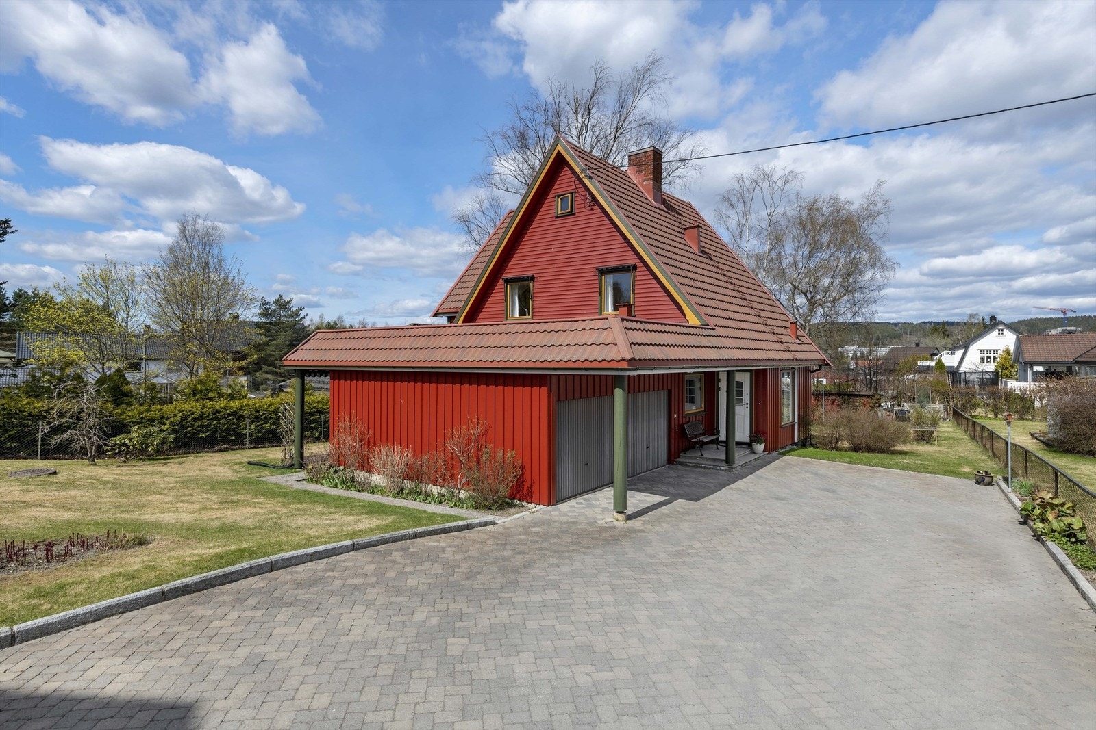 Huset har en romslig uteplass med både terrasse og hage. Galleribilde