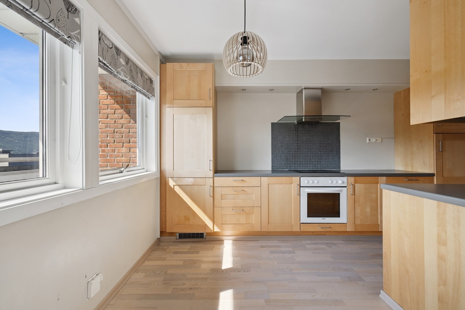 Lys og trivelig med stor spiseplass Galleribilde