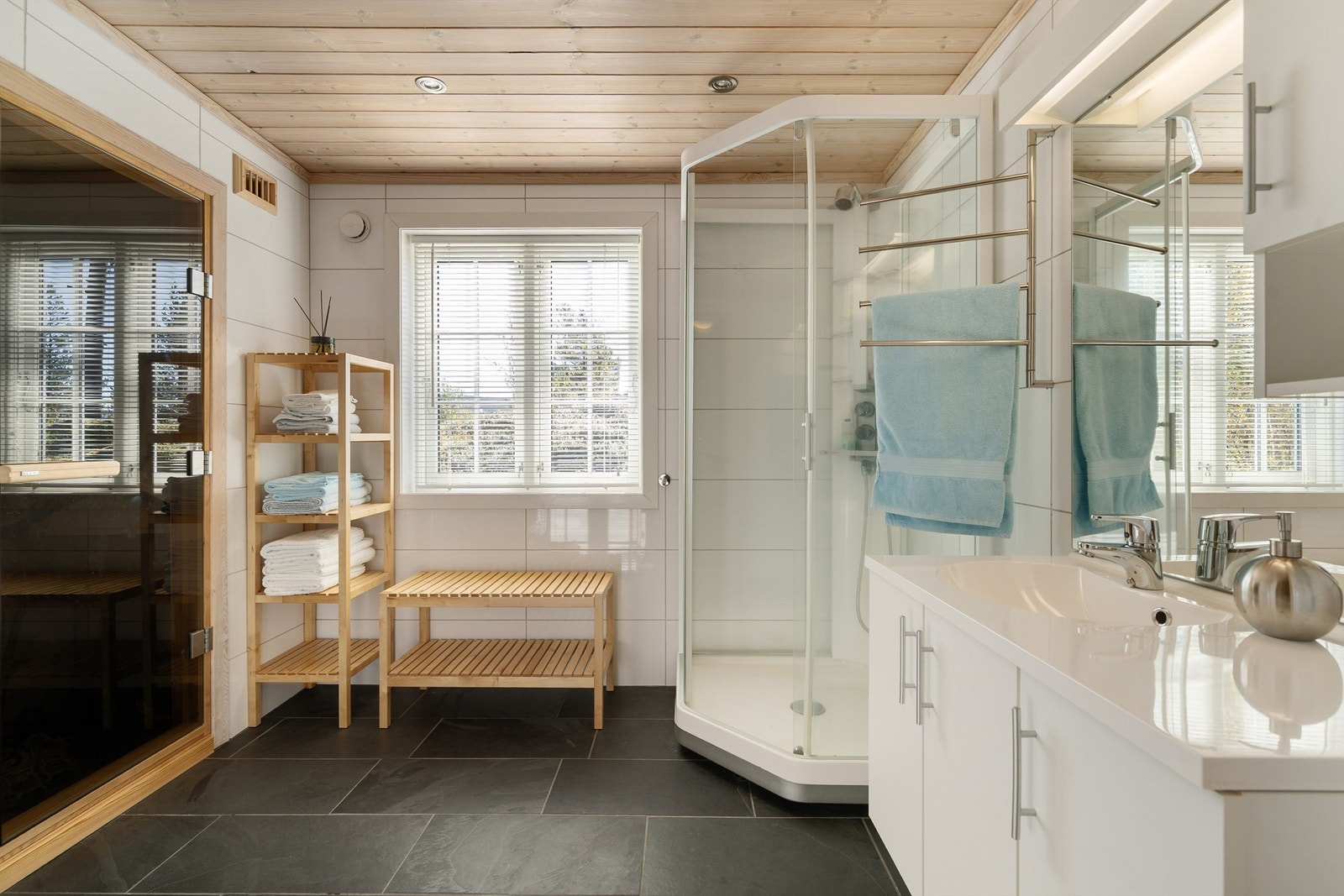 Badet i 1. etg. Varmekabler, wc, servant med skap under og overskap, dusjkabinett og inngang badstue/ bod. Galleribilde