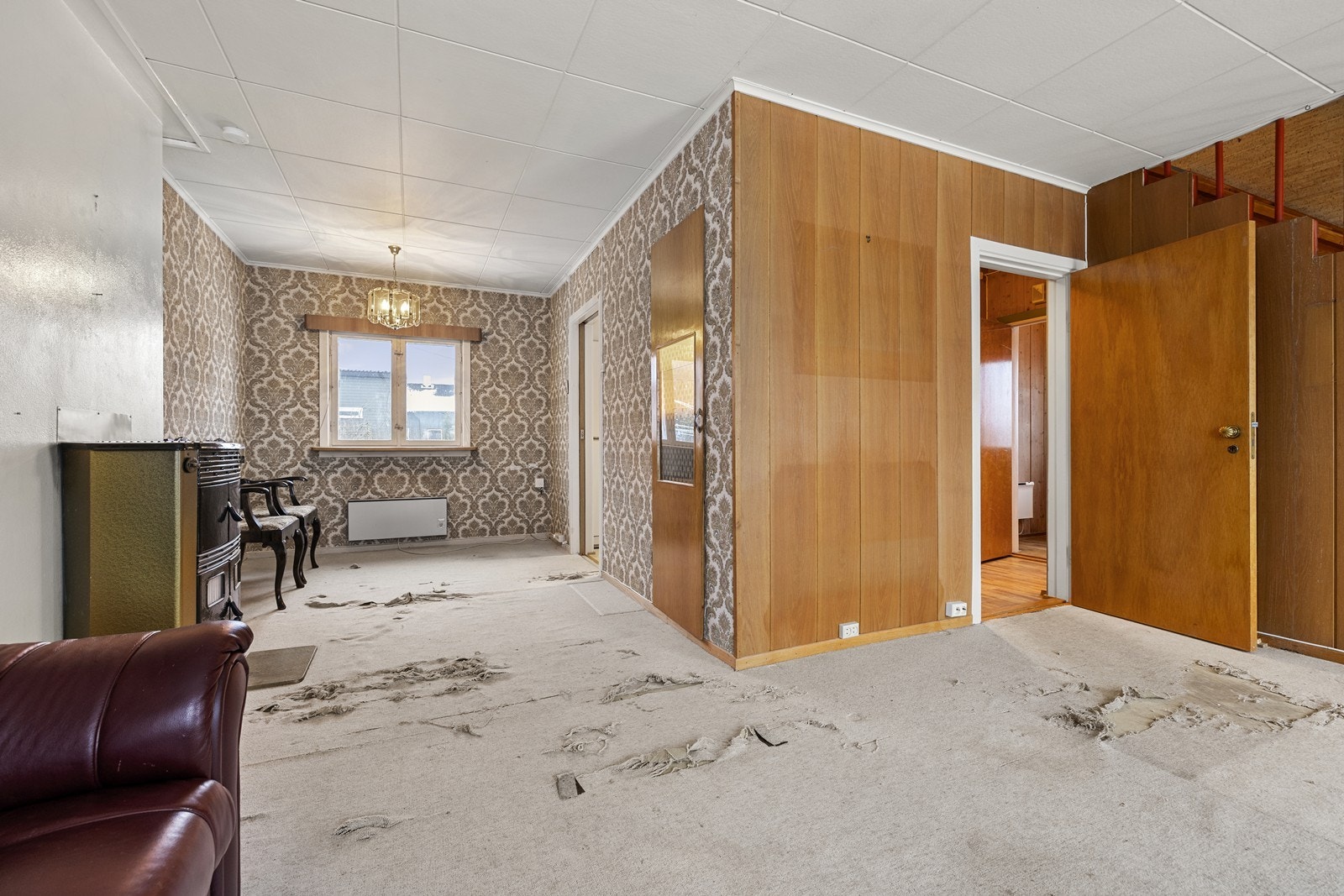 En eldre kamin i stuen gir mulighet for vedfyring. Galleribilde