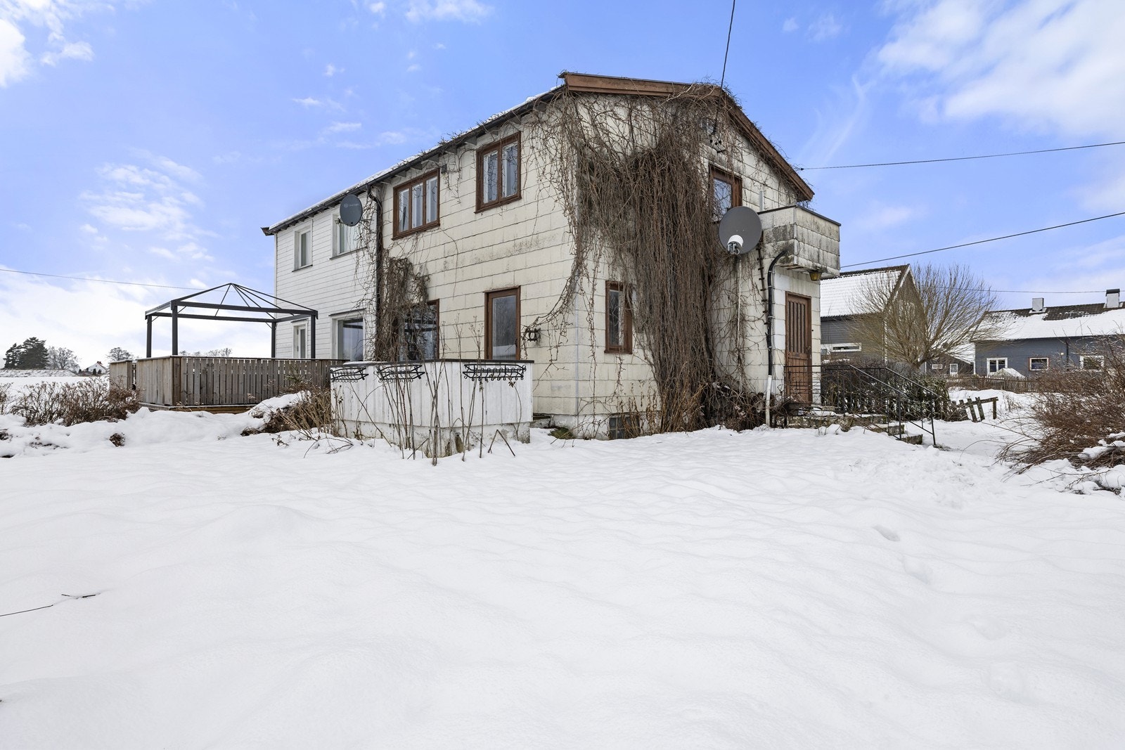 Eiendommen ligger i landlige og rolige omgivelser på Blaker i Lillestrøm kommune. Galleribilde