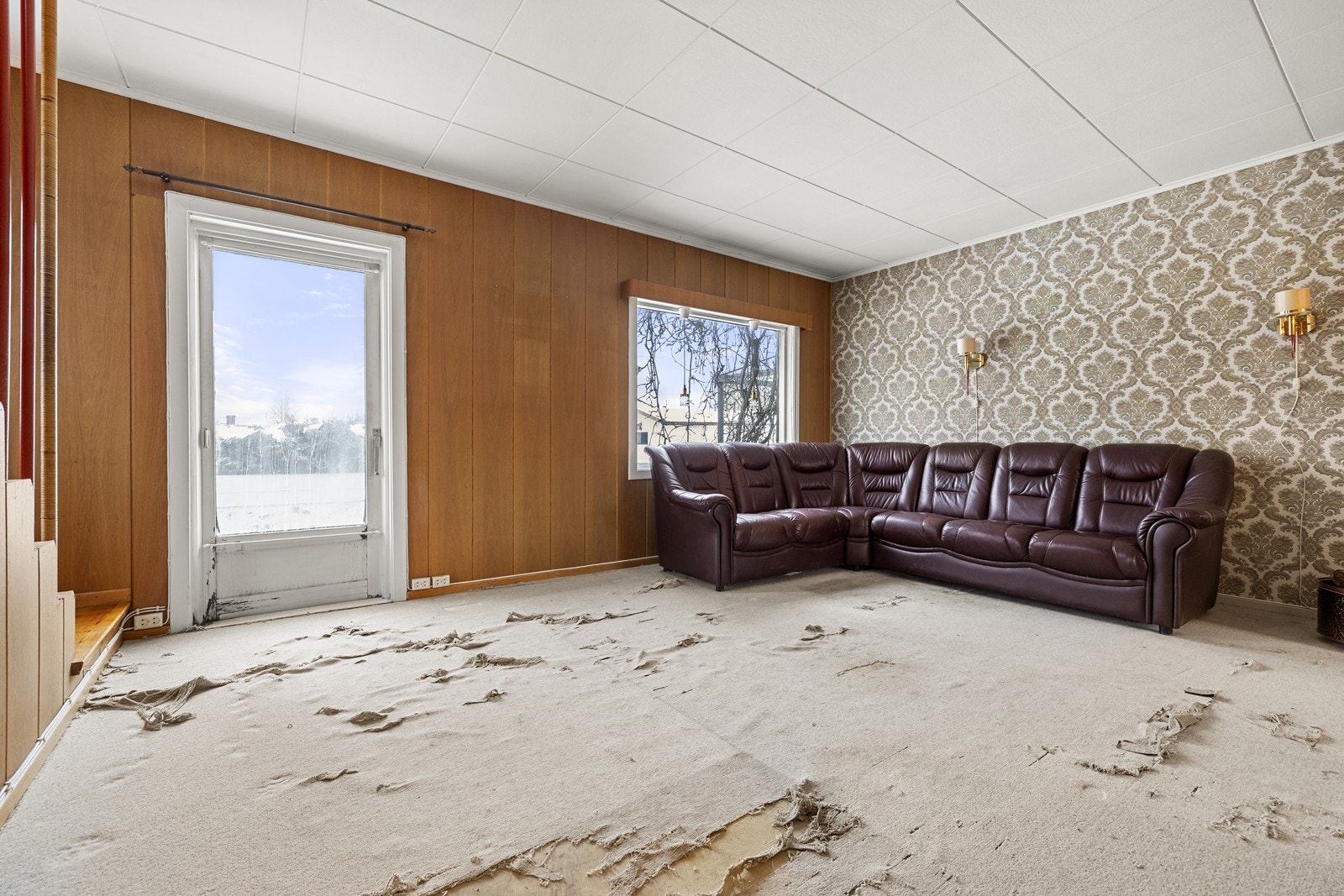 Dette er en vertikaldelt tomannsbolig som inneholder blant annet en romslig stue med naturlige soner, et separat kjøkken, tre gode soverom, et eldre bad samt kjeller med rikelig oppbevaring. Galleribilde