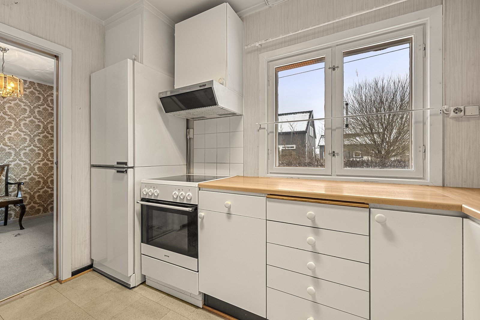 Rommet er utstyrt med kjøleskap/fryser, komfyr og en mekanisk kjøkkenventilator med avtrekk ut. Galleribilde