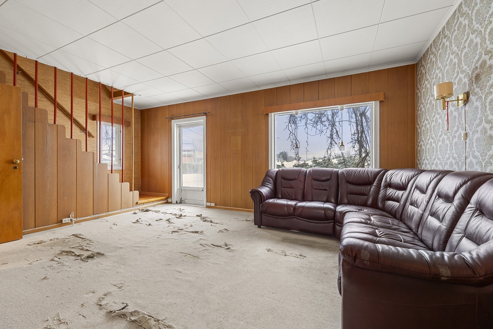 Store vindusflater gir rommet godt med lys og en åpen atmosfære. Galleribilde