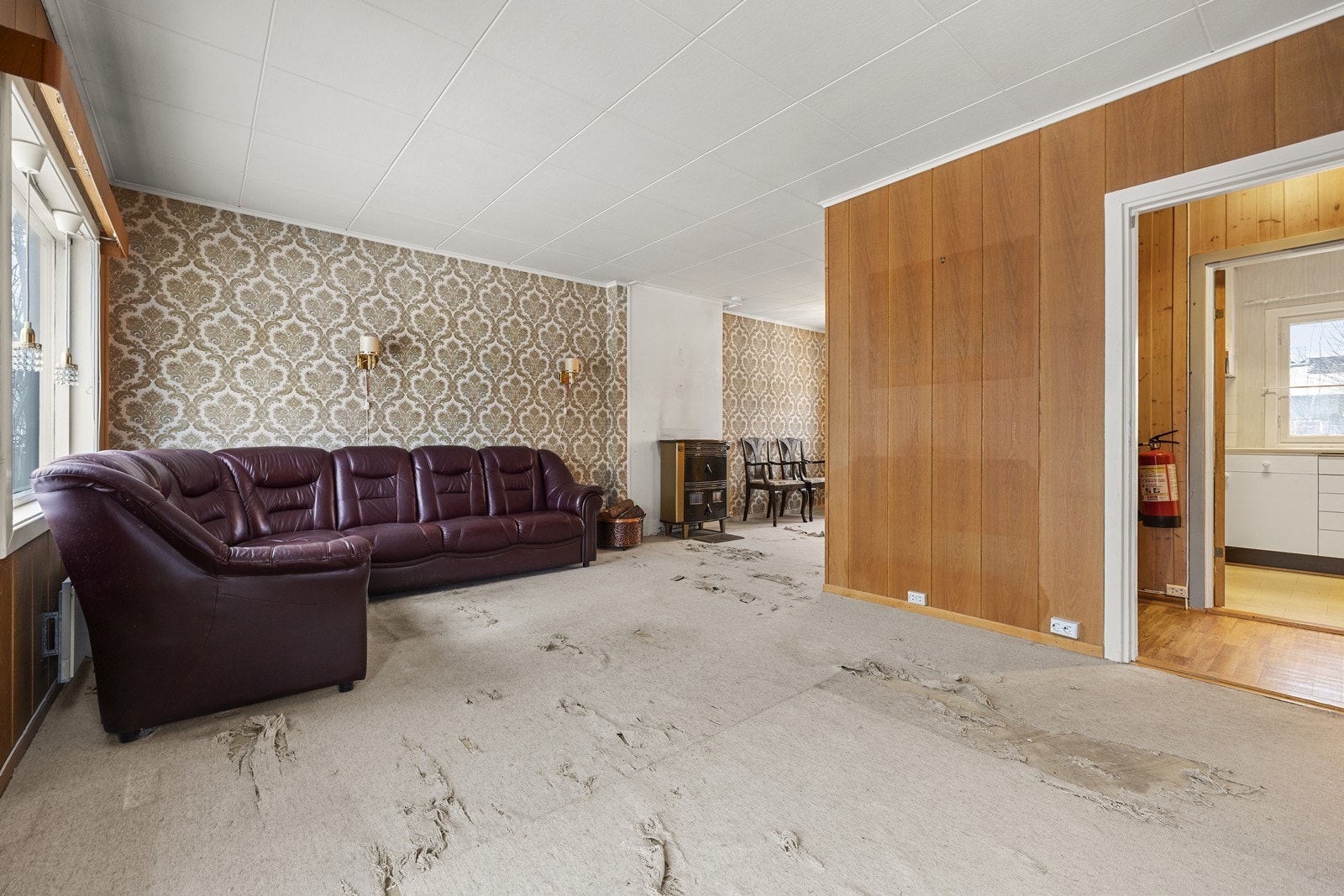 Stuen har god plass til innredning av sofa- og spisegruppe. Her kan man innrede etter eget ønske og behov. Galleribilde