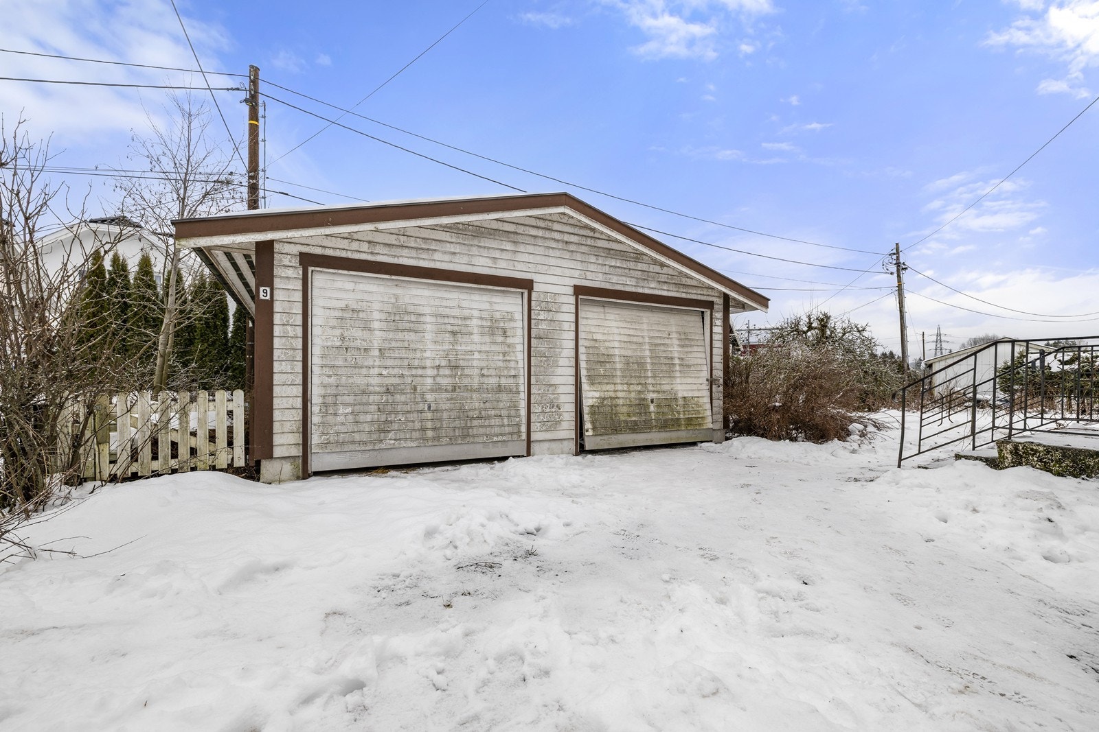 Til eiendommen hører en frittstående dobbelgarasje fra 1993 med tilstøtende bod. Galleribilde