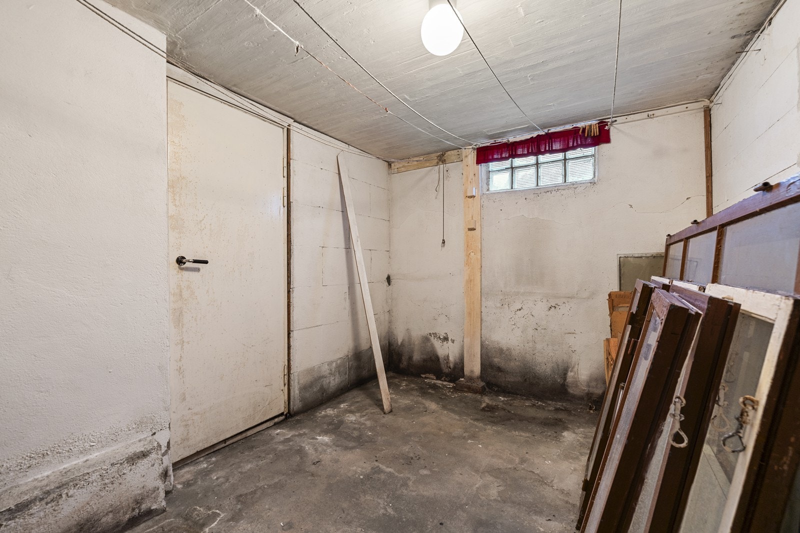 Gulvoverflatene i kjelleren består av betong og tregulv. Galleribilde