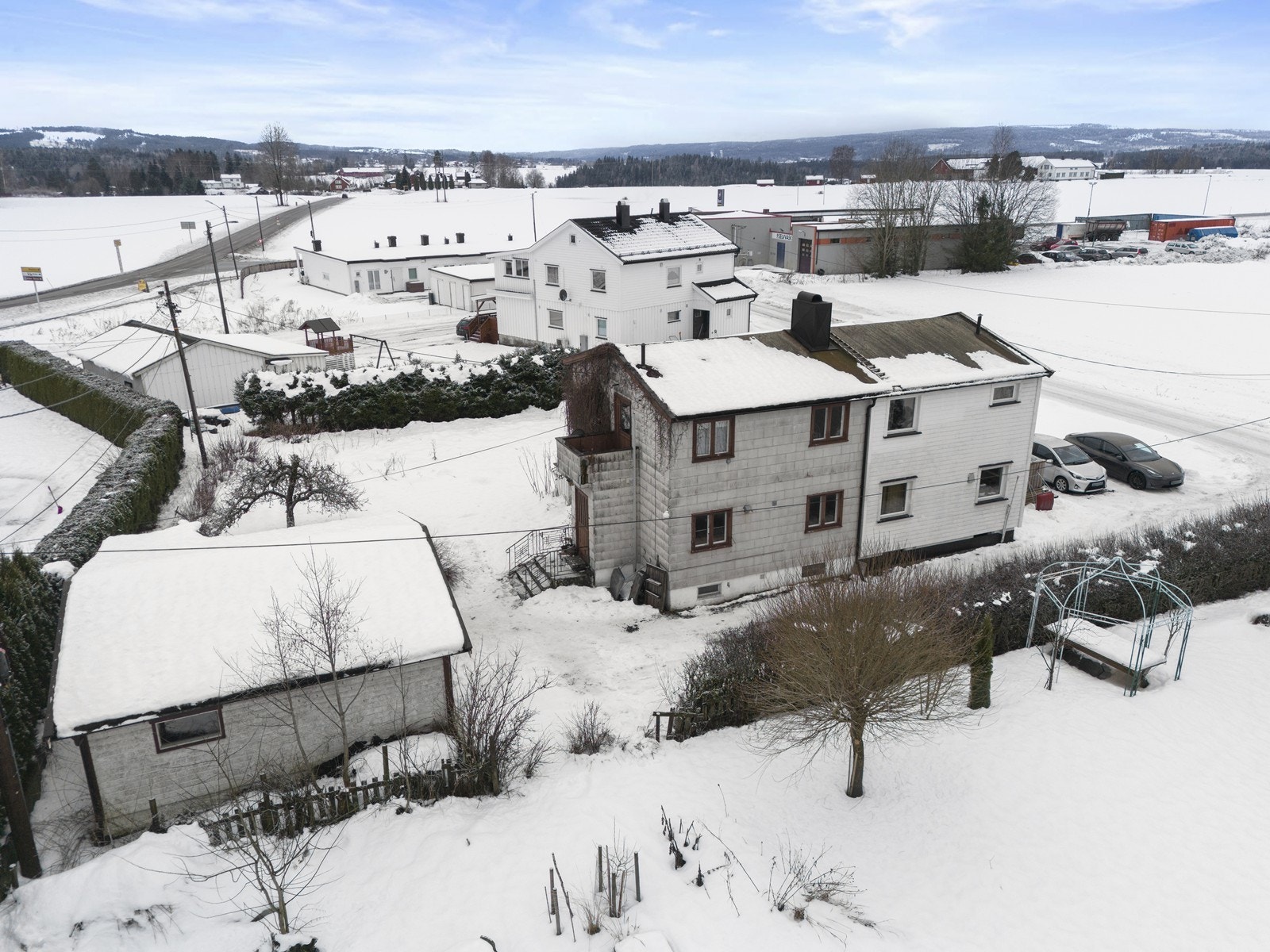 Nærmeste bussholdeplass, Fossmoen, ligger kun 3 minutters gange fra boligen. Galleribilde