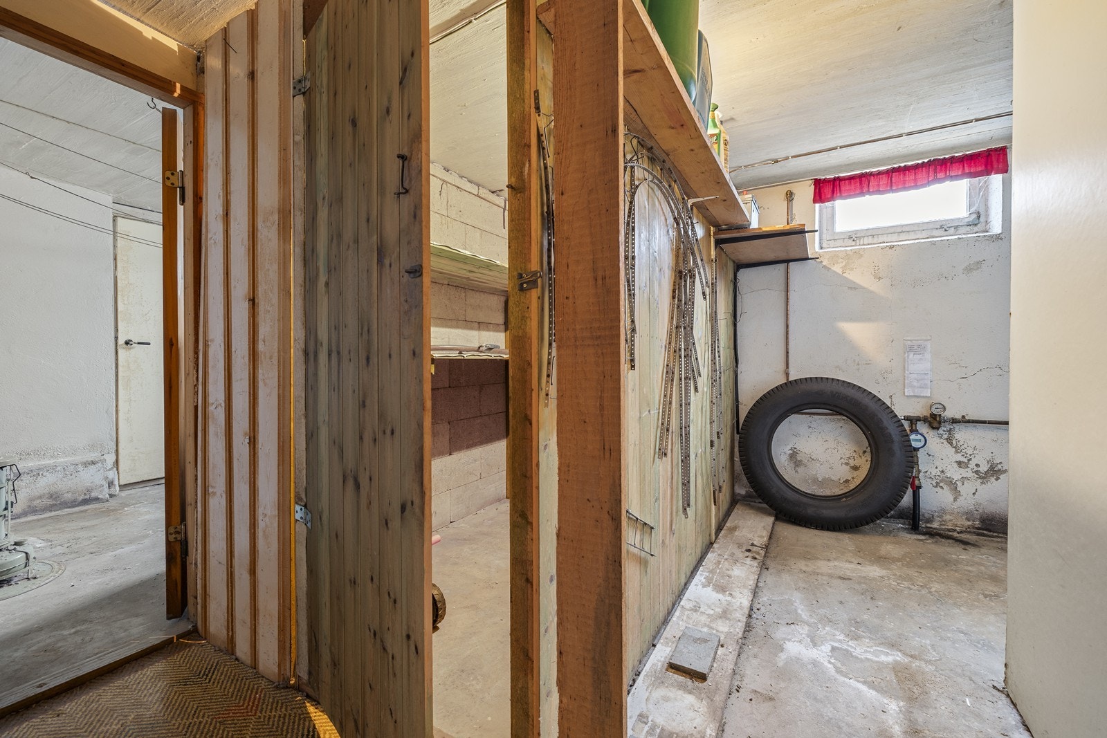 I tillegg inneholder kjelleren flere praktiske lagerrom. Galleribilde