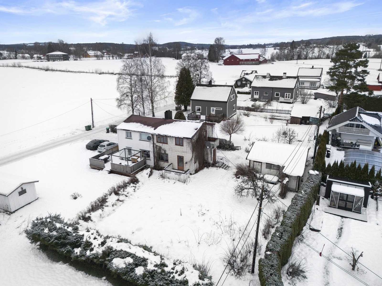 Her bor du landlig, men samtidig med kort kjøretur til servicetilbudene på Sørumsand og i Lillestrøm. Galleribilde