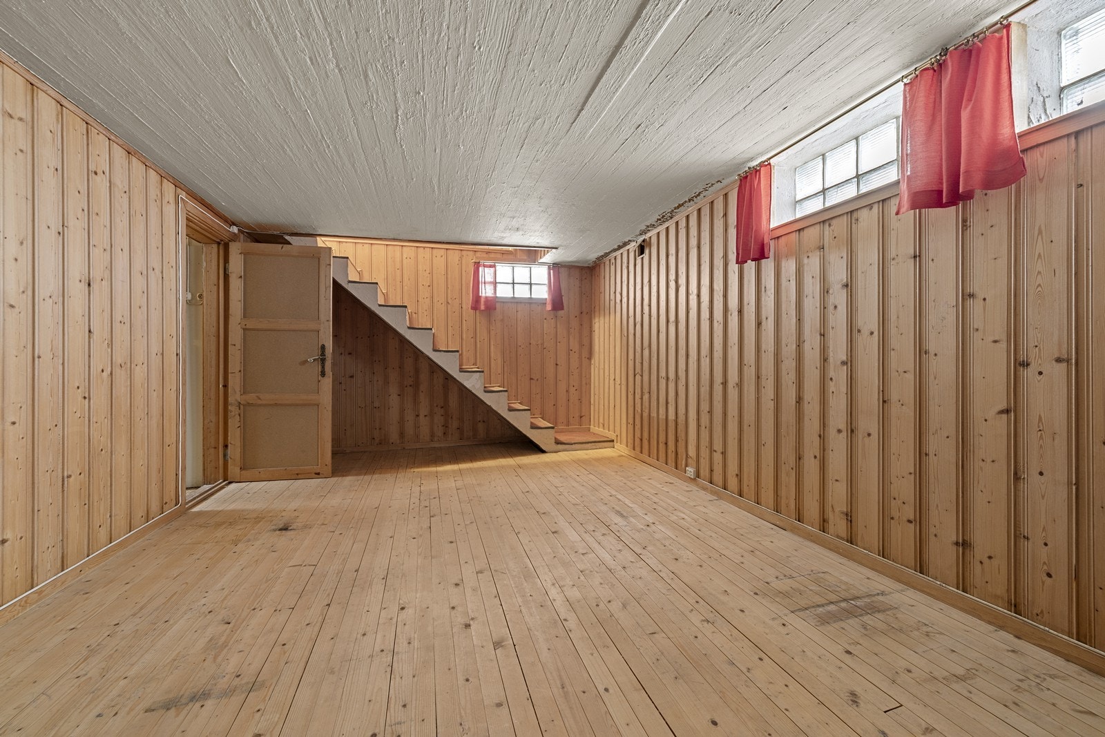 Kjellerrom med gode lagringsmuligheter. Galleribilde