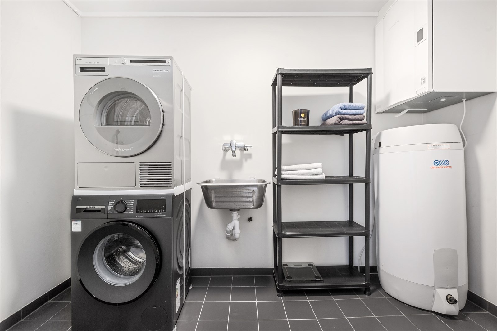 Vaskerommet har flislagt gulv med elektriske varmekabler og malte plater på veggene. Galleribilde