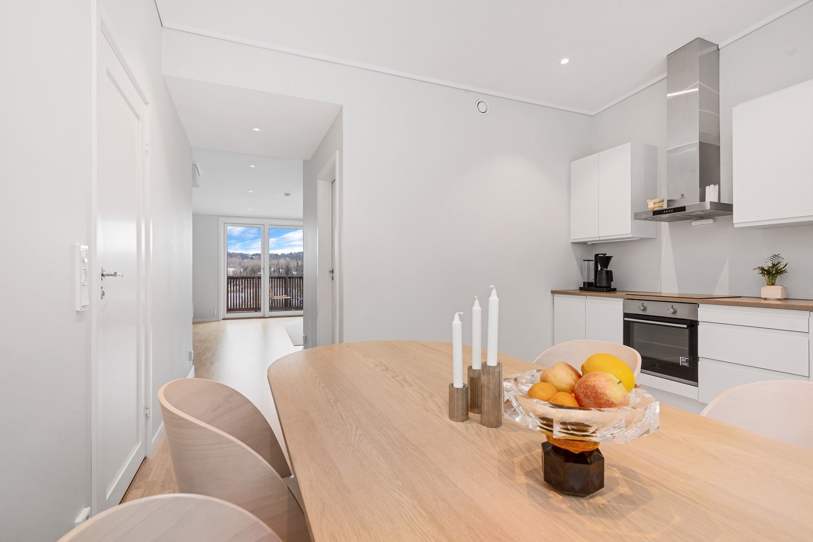 Kjøkkenet ligger tilbaketrukket i et eget rom ved siden av stuen. Galleribilde