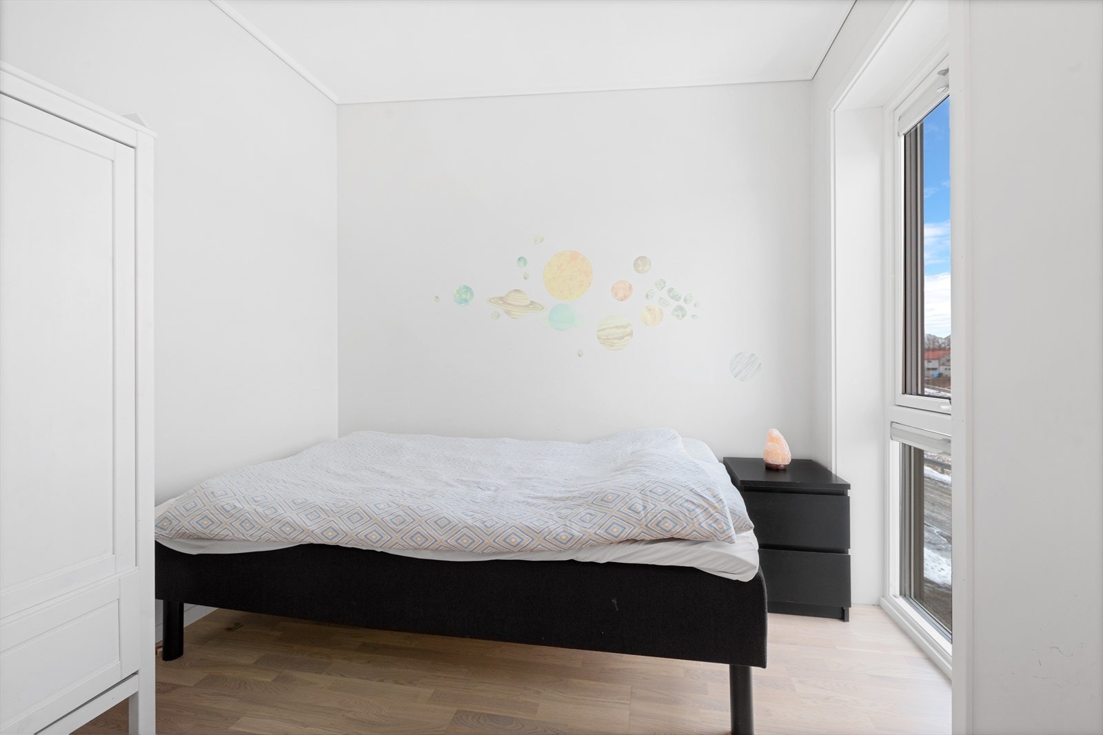 Soverommene kan enkelt tilpasses ulike behov, enten du ønsker kontor, gjesterom eller barnerom, gir planløsningen stor fleksibilitet. Galleribilde