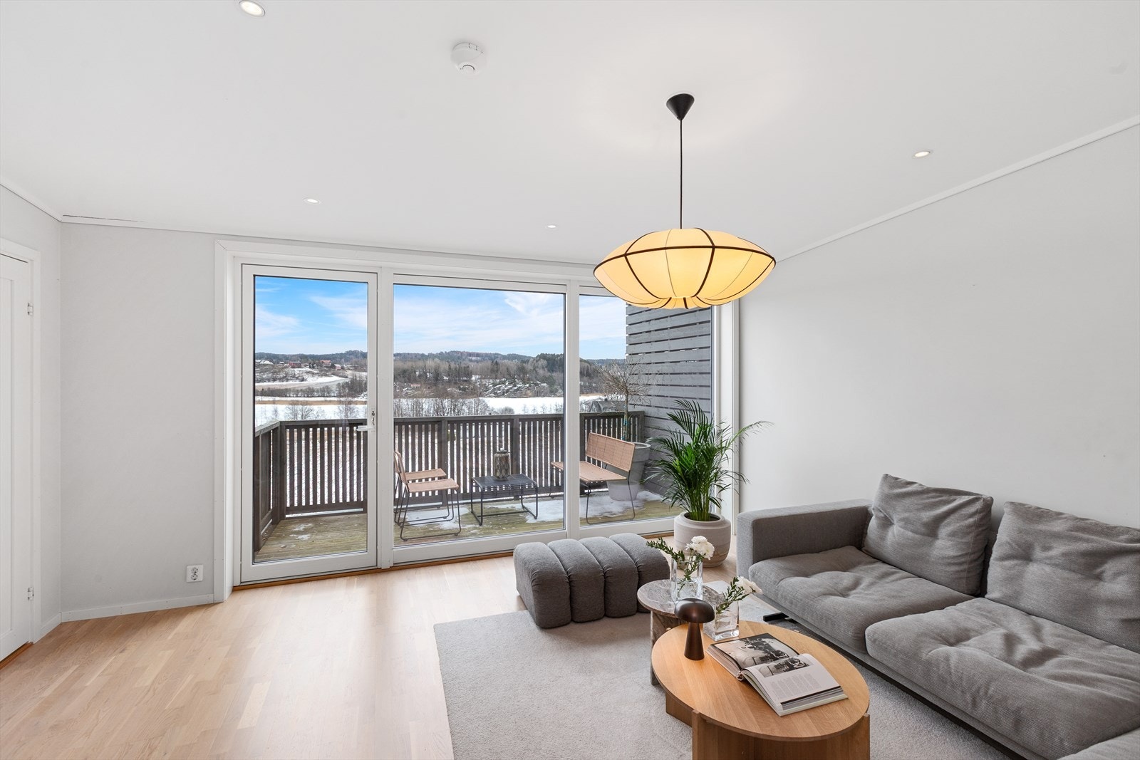 Den romslige stuen har direkte utgang til en solrik veranda på 8 kvm. Galleribilde