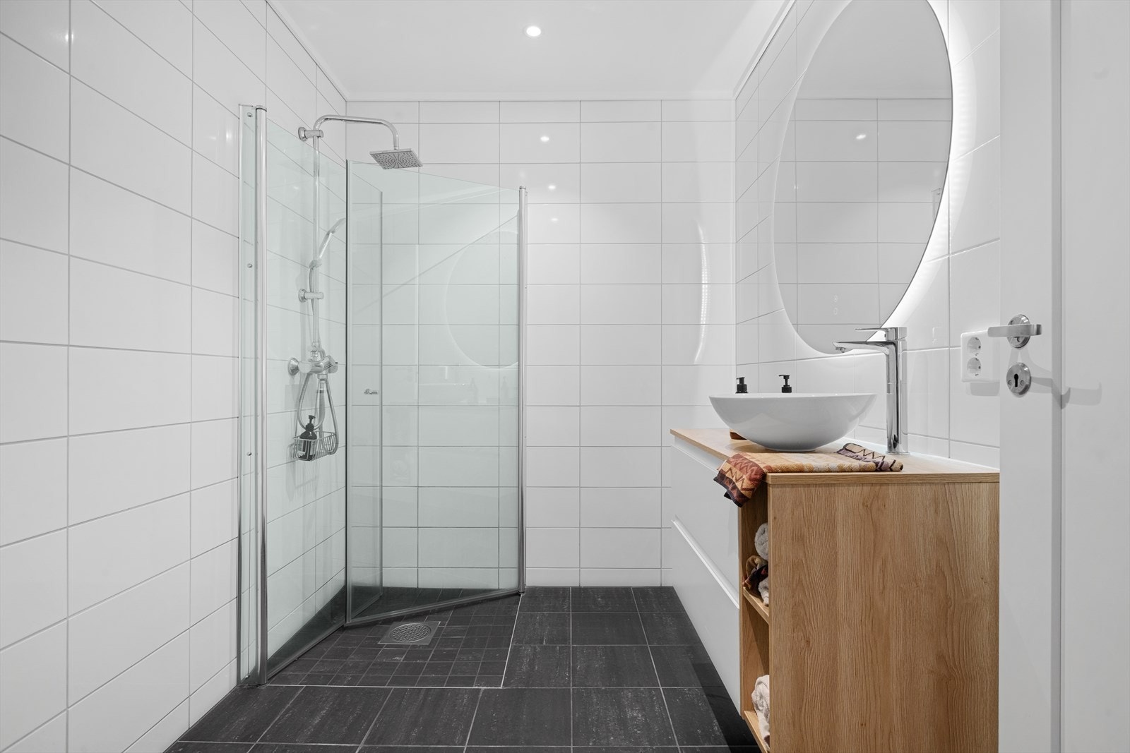 Flislagt baderom fra 2021 med elektriske varmekabler i gulvet og downlights i himlingen. Galleribilde