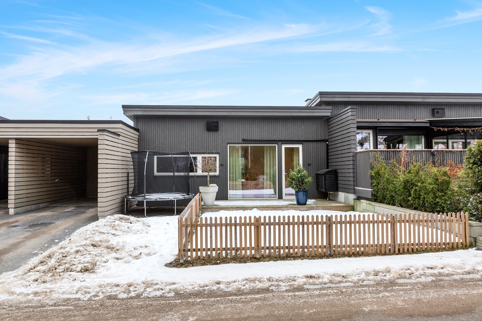 Hyggelig inngjerdet uteplass med tilgang fra kjøkkenet. Galleribilde