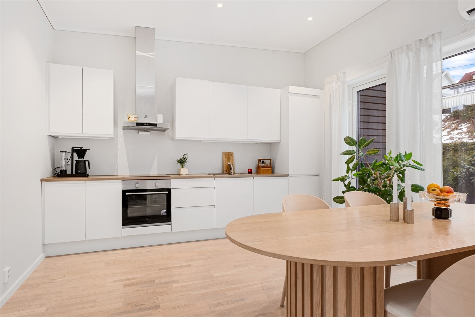 Integrerte hvitevarer består av kjøl/frys, oppvaskmaskin, induksjonstopp og stekeovn. Det er også montert vannstopper og komfyrvakt for økt sikkerhet, samt avtrekk via mekanisk ventilasjon. Galleribilde