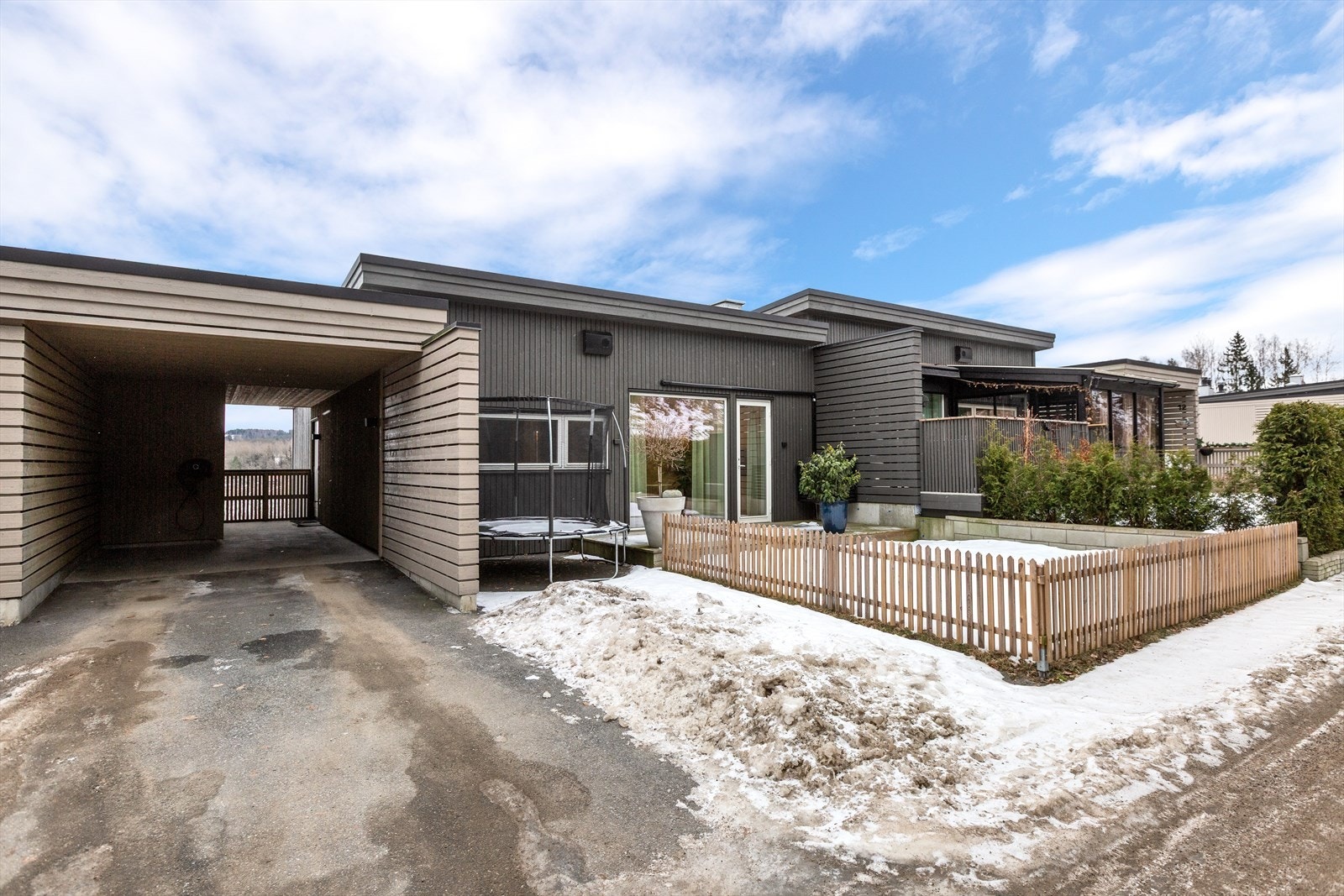 Det er parkering i egen carport i tilknytning til inngangspartiet, slik at du kan gå tørrskodd inn i leiligheten hele året. Galleribilde