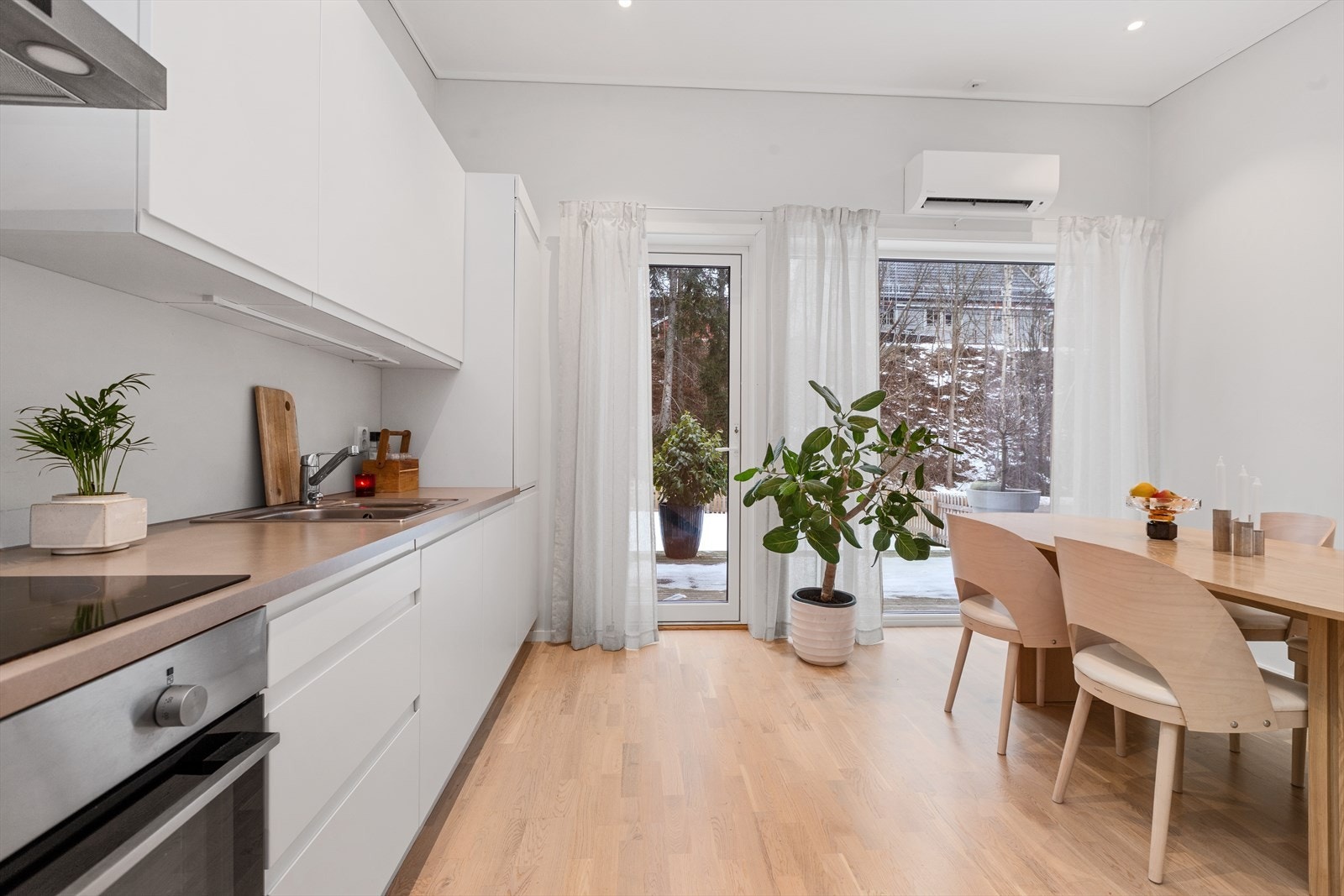 Fra kjøkkenet er det utgang til en hyggelig uteplass med terrasseplatting på ca. 12 kvm. Galleribilde