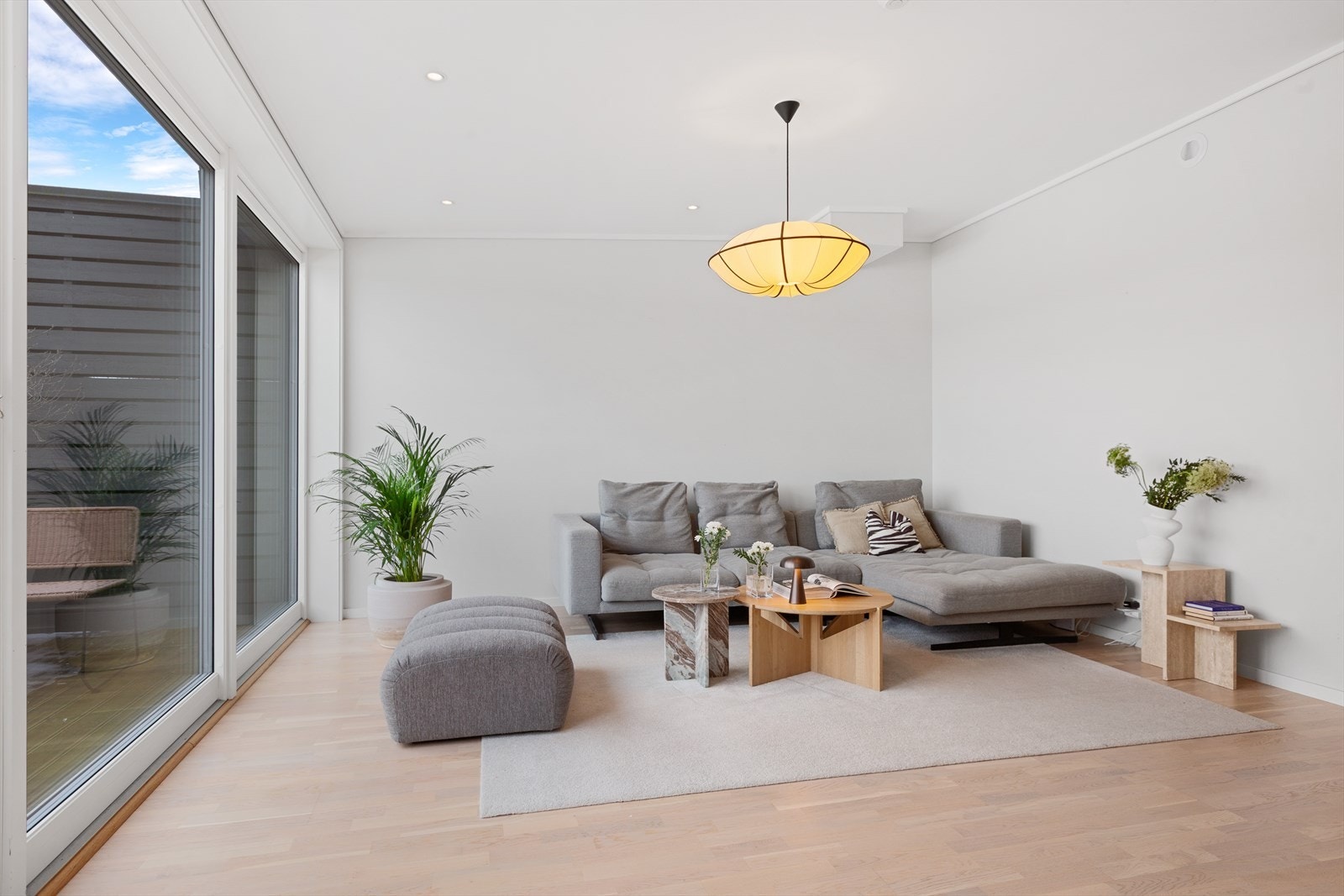 Innfelte lys i himlingen sørger for en behagelig og stemningsfull belysning på kveldstid. Galleribilde