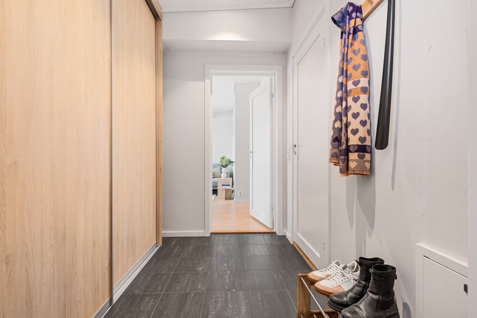 Entréen er innredet med skyvedørsgarderobe og har fliser på gulvet. Galleribilde