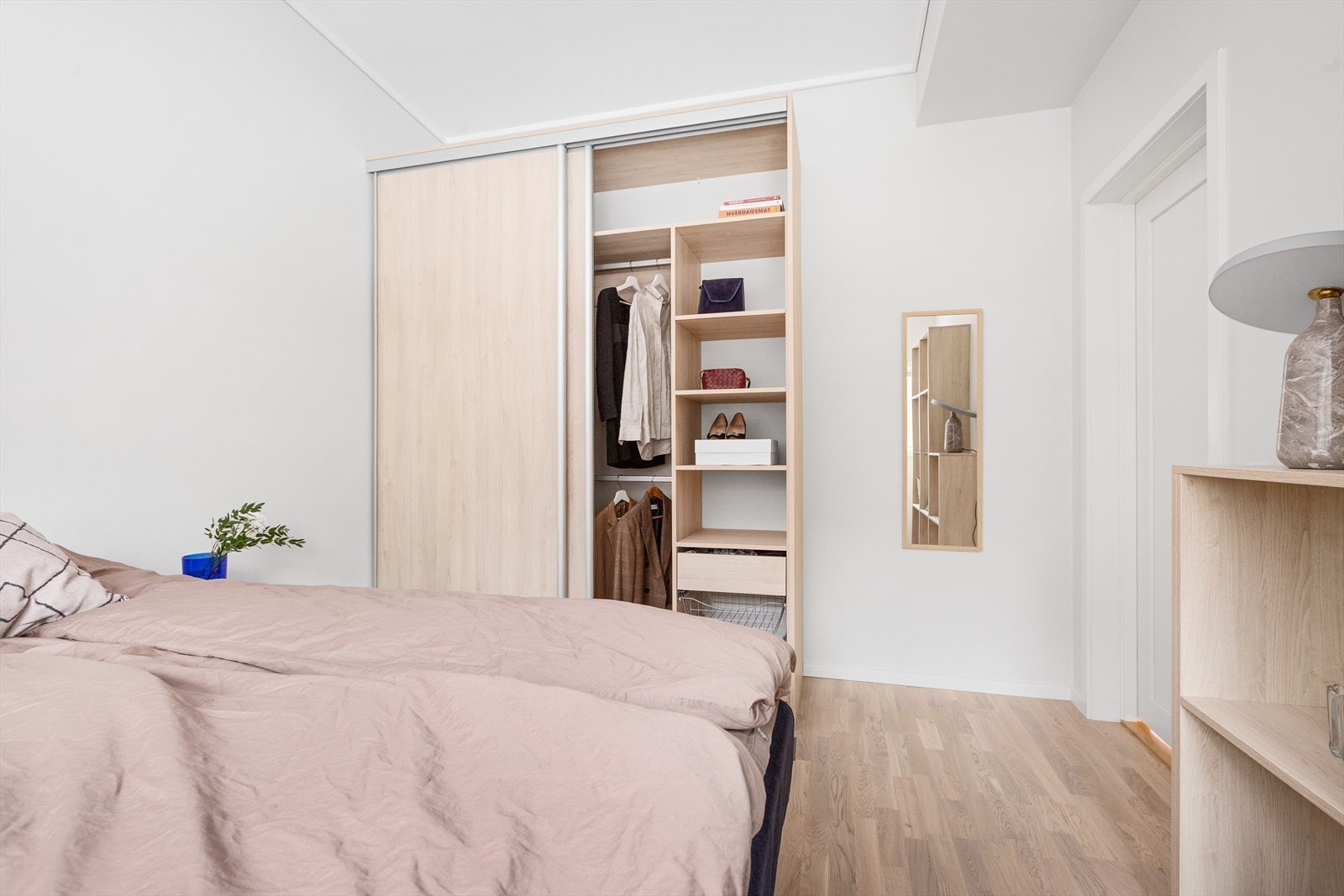 Hovedsoverommet er utstyrt med skyvedørsgarderobe, en praktisk løsning som gir ekstra lagringsplass og god organisering. Galleribilde