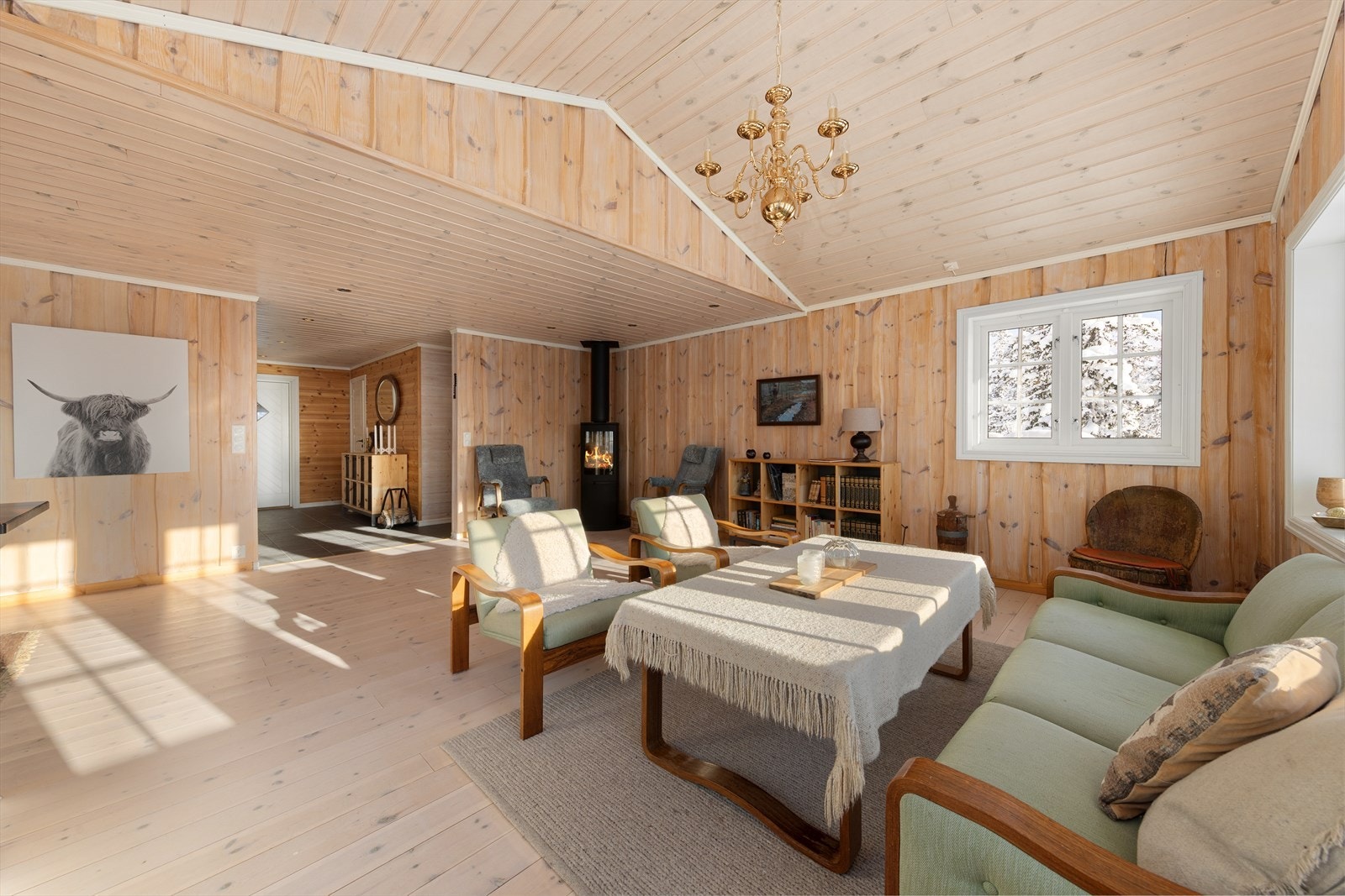 Stuen er romslig, og åpner opp for ulike møbleringsalternativer som f.eks. en stor og komfortabel sofakrok, underholdningsavdeling og lenestoler, der en kan sitte å nyte en god bok. Galleribilde