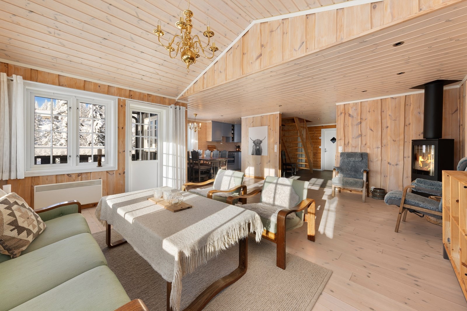 Stuen er romslig, og åpner opp for ulike møbleringsalternativer som f.eks. en stor og komfortabel sofakrok, underholdningsavdeling og lenestoler, der en kan sitte å nyte en god bok. Galleribilde