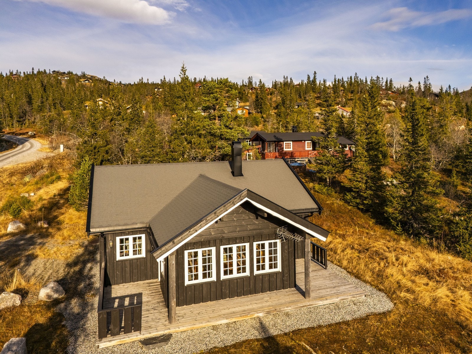 Den hyggelige uteplassen er et samlingspunkt for hele familien, perfekt for å nyte varme kvelder utendørs eller morsomme vinteraktiviteter med barna. Galleribilde