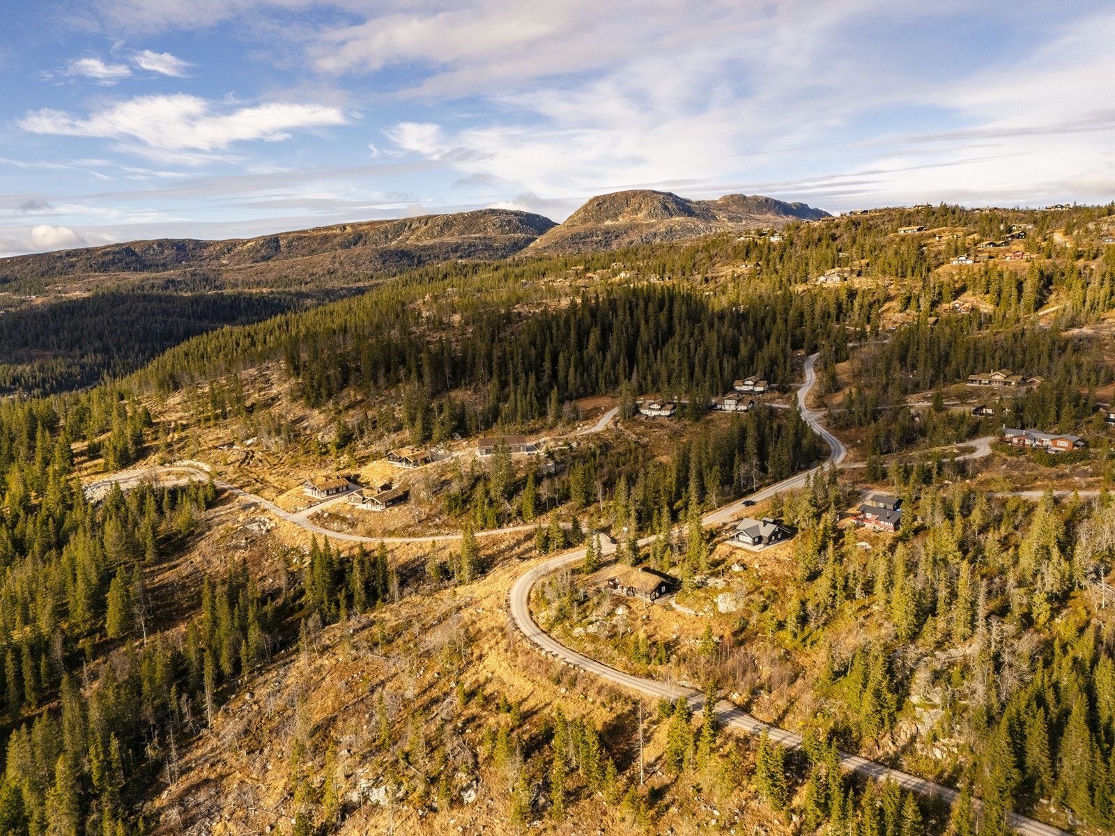 Fra hytta er det nærhet til variert turterreng sommer som vinter, samt milevis av preparerte skiløyper i flere retninger og fantastiske turmuligheter til fots. Galleribilde
