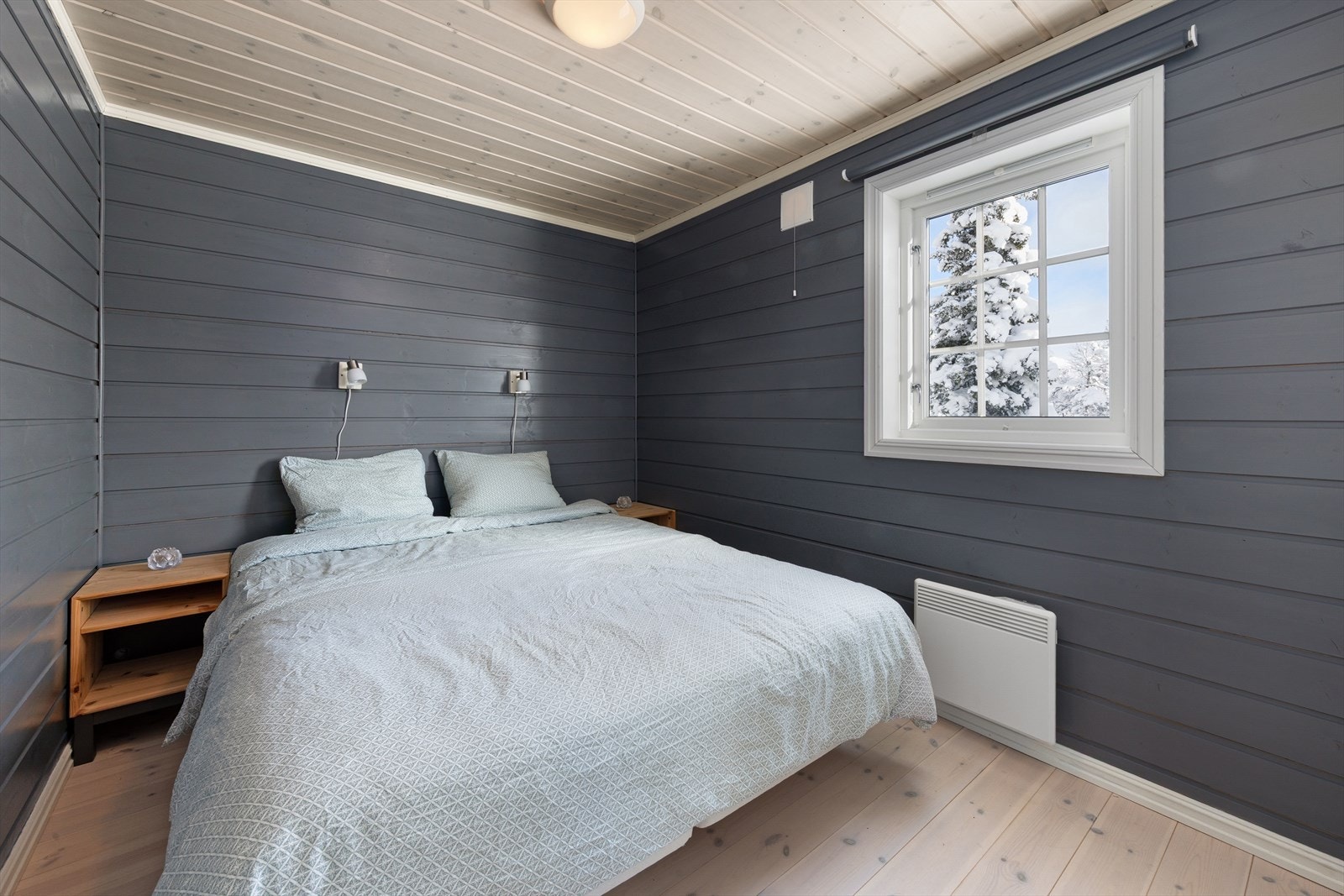 Hovedsoverommet i 1.etasje er av god størrelse og med vinduene, kan du våkne til en fin utsikt og deilig fjelluft. Galleribilde