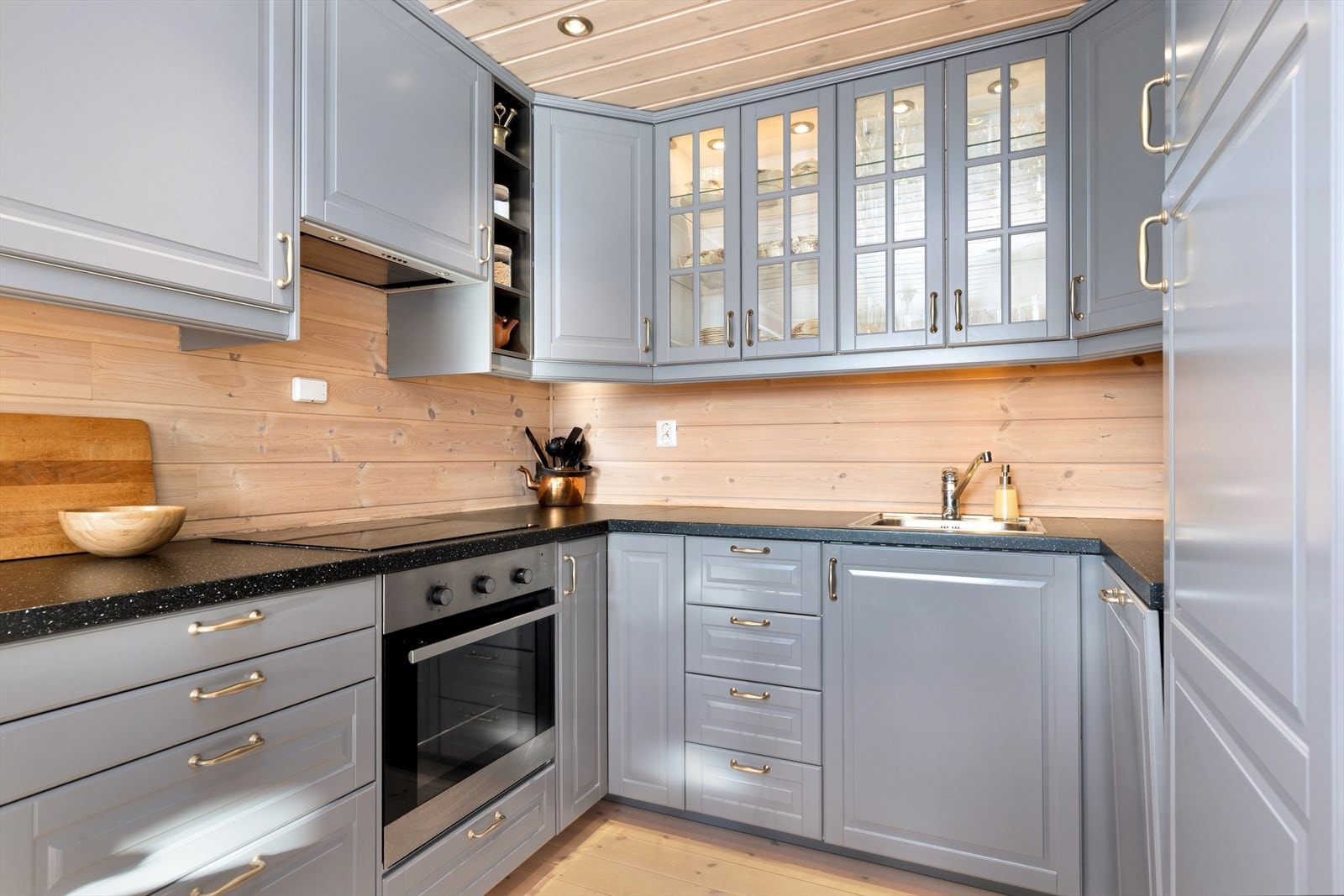 Integrert i innredningen finner du kjøleskap, oppvaskmaskin og platetopp. Det er montert komfyrvakt over koketopp. Over plass for komfyr/koketopp er det montert mekanisk avtrekk/ventilator. Galleribilde