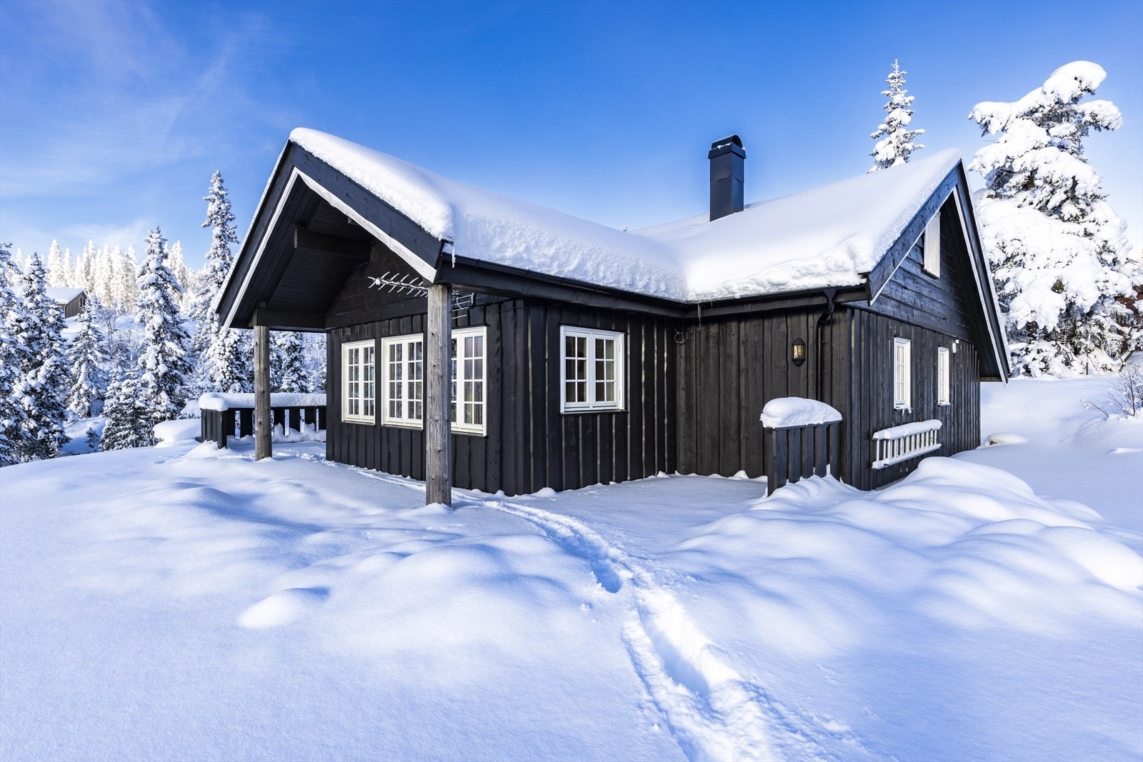 Hytta har en flott tomt, med en koselig terrasse på ca. 34 kvm. Galleribilde