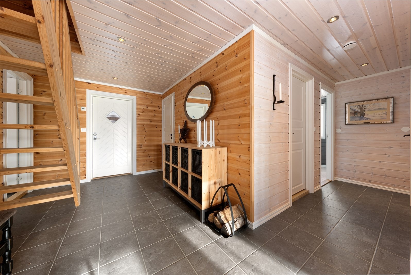 En romslig entré møter deg med fliser på gulv og varmekabler i gulv Galleribilde